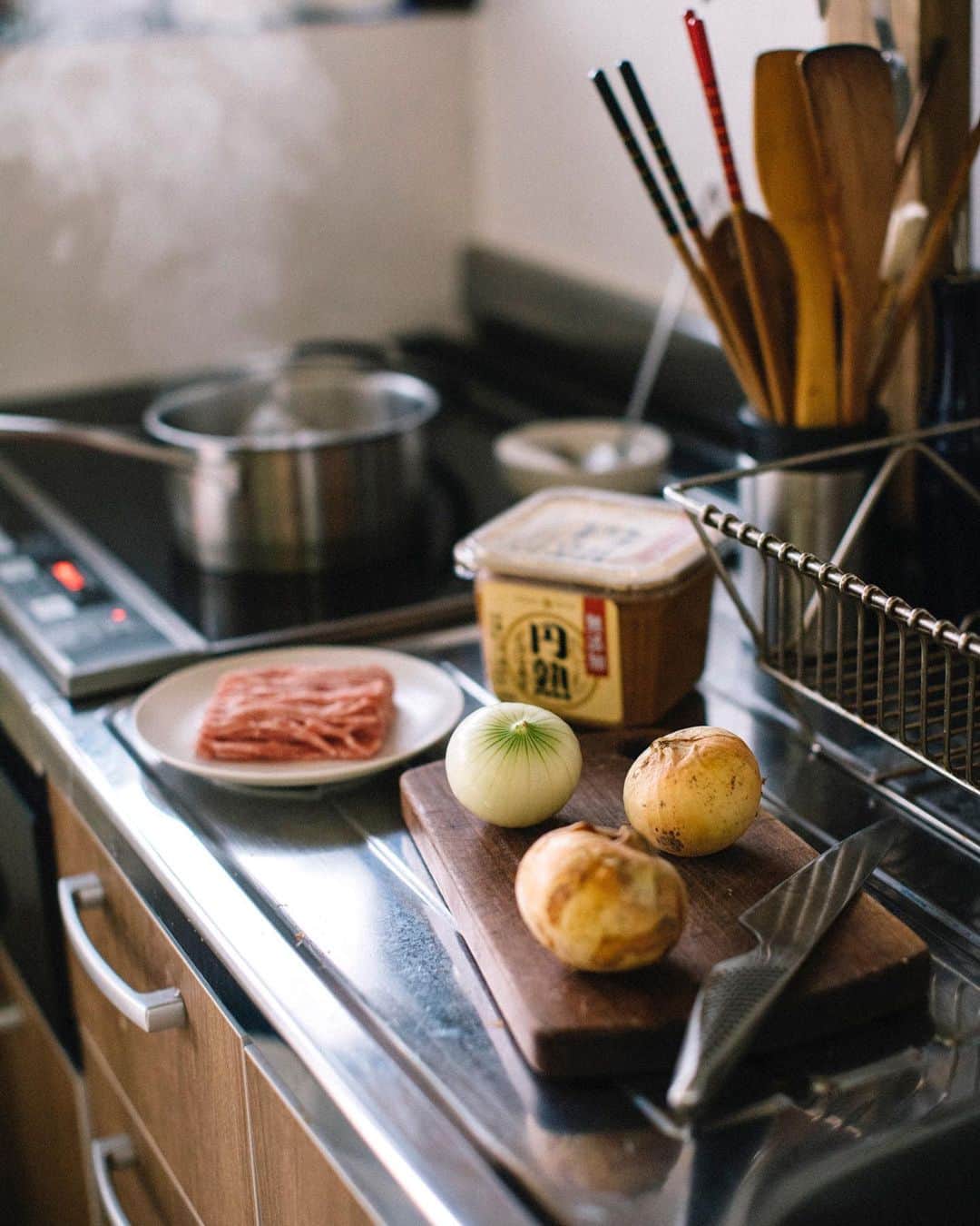 ひかり味噌株式会社さんのインスタグラム写真 - (ひかり味噌株式会社Instagram)「甘味がたっぷり♪まるごと新玉ねぎのおぼろ味噌汁﻿ ﻿ ーーーーーーーー﻿ みなさんは、﻿ いつもどんなお味噌汁を﻿ つくることが多いですか？﻿ ﻿ 定番の具から、﻿ いつもとは少し違う﻿ 変化球の具まで。﻿ さまざまなお味噌汁がありますよね。﻿ ﻿ 今回は、いつもインスタレシピを﻿ 撮影してくださっている﻿ フォトグラファーの田中舞さんに、﻿ 過去の投稿レシピからお気に入りの﻿ お味噌汁を教えてもらいました！﻿ ﻿ ーーーーーーーー﻿ 📝まるごと新玉ねぎのおぼろ味噌汁﻿ ーーーーーーーー﻿ ◯材料﻿ 小ぶりの新玉ねぎ…4個﻿ 豚ひき肉…100g﻿ だし汁…600ml﻿ #円熟こうじみそ …大さじ3﻿ ﻿ 💡こちらの食材もおすすめ！﻿ 蕪、トマト、新じゃがいも﻿ ﻿ ーーーーーーーー﻿ ◯作り方﻿ ①新玉ねぎは皮をむき、おしりの部分から半分の厚さまで十字に切り込みを入れる。﻿ ﻿ ②新玉ねぎをラップで包み、電子レンジ600Wで4分加熱する。﻿ ﻿ ③小鍋にだし汁と新たまねぎを入れて中火で温め、沸騰したら豚ひき肉を加えて、ほぐしながら加熱する。﻿ ﻿ ④あくが浮いていたら取り除く。一度火を止めて、味噌を溶き加える。再度加熱して沸騰直前で火を止めて、器に盛り付ける。﻿ ﻿ ーーーーーーーー﻿ 田中さん﻿ ﻿ 「もともとのレシピは、﻿ 蕪をまるごと使い、 ﻿ 鶏ひき肉と合わせた﻿ #まるごと蕪のおぼろ味噌汁﻿ なんです。﻿ ﻿ こうした組み合わせ方を知って、﻿ 『お味噌汁って自由だなぁ！』﻿ と、驚きました。﻿ ﻿ 今回は蕪を旬の新玉ねぎに、﻿ お肉を豚ひき肉に変えて﻿ つくってみました。﻿ ﻿ 切った玉ねぎよりも、﻿ より玉ねぎの味わいを﻿ 感じられました。﻿ ﻿ 食べ応えもあって、﻿ お味噌汁が一つのおかずに﻿ なることも日々の食卓で﻿ 助かります」﻿ ﻿ ーーーーーーーー﻿ ﻿ Recipe：Moniwa Midori @moniwa_midori﻿ Photo：Mai Tanaka @maitanakaphotograph﻿ Direction&Writing：Haruka Nanzawa﻿ ﻿ #ひかり味噌 #円熟こうじみそ #ていねいな暮らし #ファインダー越しの私の世界 #料理写真 #写真部 #料理好きな人と繋がりたい#instafood #foodstagram #foodpic #delish #クッキングラム #レシピ #簡単レシピ #おうちごはん #ひかり味噌 #hikarimiso #おうち時間 #stayhome #お味噌汁 #misosoup #まるごと蕪のおぼろ味噌汁 #まるごと新玉ねぎのおぼろ味噌汁」6月16日 18時46分 - hikarimiso