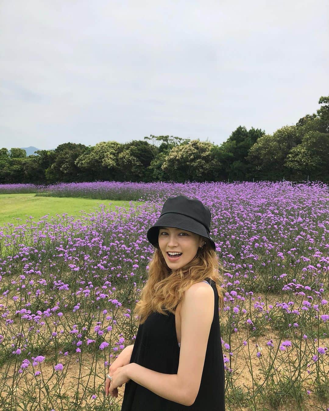 のインスタグラム：「💜💜💜 たくさんの緑とお花に囲まれて 幸せだった♡ 淡路島のことが質問にたくさんきてたけど ここはあわじ花さじきだよ！」