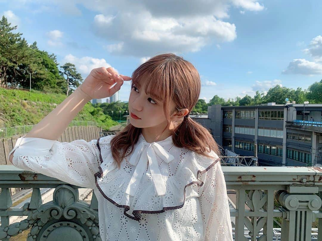 星名美怜さんのインスタグラム写真 - (星名美怜Instagram)「♥♥♥﻿ .﻿ おすすめ日焼け止め。顔編。﻿ この夏の顔面日焼け対策は君に決めた！笑﻿ ﻿ 今日紹介するのは…﻿ ﻿ #BANOBAGI #ミルクシスルリペアサンスクリーン  SPF50+ PA++++ ﻿ ﻿ やっぱり日焼け止めに求めるものは﻿ ノンストレスなもの。﻿ 重くなったりベタつくのが苦手なので…﻿ ﻿ 普段使ってるスキンケアライン﻿ BANOBAGIシリーズの日焼け止め！﻿ めちゃくちゃ水々しいので﻿ つけてるの忘れるぐらいの軽やかな感覚﻿ ﻿ スキンケアの一環みたいな感じで、﻿ スキンケアの最後にこの日焼け止めを塗るの﻿ ﻿ 水分含有量が75%らしくて﻿ とても伸びがよくて、﻿ 水々しいけれどベタつかずに﻿ 長時間つけていてもメイクがヨレにくい！﻿ ﻿ SPF、PAが高いのを感じさせない！﻿ ほんとになに？クリーム感ってゆうの﻿ これ日焼け止めって言われなかったら﻿ わからないぐらい笑﻿ ﻿ マスクをつけたり、湿気が多いこの時期でも﻿ 嫌なベタつき感がないのって本当に重要！﻿ ﻿ 肌のコンディションを整えてくれる﻿ ミルクシスルリペアシリーズが﻿ 推しメン♥♥﻿ .﻿ ﻿#mireinsta #mireinocosme #星名美怜  #BANOBAGI #バノバギ #ミルクシスル #韓国コスメ #韓国日焼け止め #韓国スキンケア #日焼け止め #日焼け止めクリーム #日焼け止め下地  #日焼け対策」6月16日 18時42分 - hoshina_mirei_official