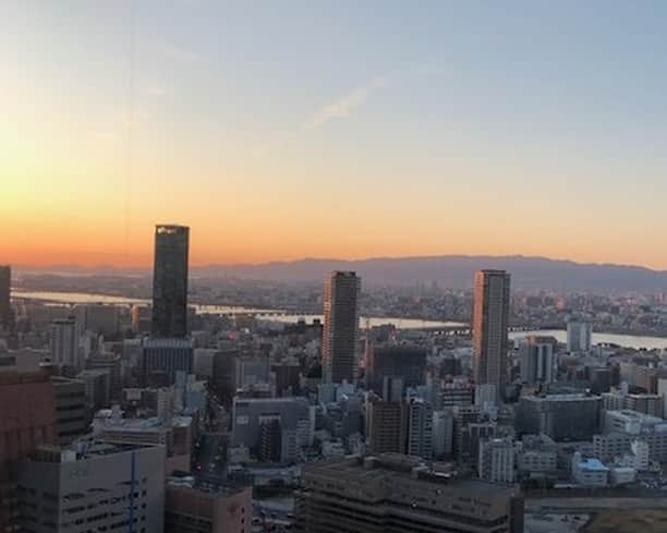 ヒルトン大阪 Hilton Osakaさんのインスタグラム写真 - (ヒルトン大阪 Hilton OsakaInstagram)「ホテルの窓から望む夕景でリフレッシュ。今日も一日お疲れ様です。 【ヒルトン大阪公式HP▶ http://ms.spr.ly/6177TYXOR 】 ======================= #ヒルトン大阪 #大阪 #夜景　#夕景 #HiltonOsaka #Hiltonhotel #View」6月16日 18時44分 - hiltonosaka