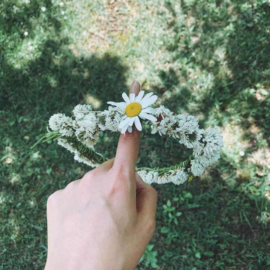のインスタグラム：「シロツメクサが沢山咲いていたから 子供の頃をあっと思い出して、冠作った👑💖 ・ かぶってみたら、、 やさし〜いフンワリ女子気分があがりました💖 いろんなお花で冠作ったら楽しいだろうな〜☺️ レイメイキングも、やってみたいなあ🌸 ・ ・ #花のある生活 #野に咲く花 #花のかんむり #ささげもの #シロツメクサの花冠 #田舎暮らし #ナチュラルライフスタイル #女性性 #アナハタが喜ぶこと」