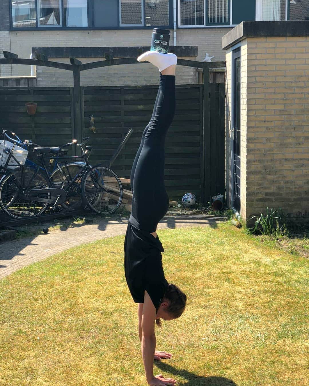 エイトォーラ・トールズドッティルのインスタグラム：「Handstand Challenge!💪🏼 Take a picture or video in a handstand (against the wall or just like I do) with something on your feet and challenge 3 friends.  Tag me and @niche4health so we can see you rock this challenge!😉 . I challenge @thys.official @jakobpot @bram.krikke  #Niche4Healthchallenge . . Handstand Challange!💪🏼 Maak een foto of filmpje in een handstand (los of tegen de muur) met een voorwerp op je voeten en daag 3 vrienden uit.  Tag mij en @niche4health zodat we jou deze challenge kunnen zien nailen!😉 . Ik daag jullie uit! @thys.official @jakobpot @bram.krikke  #Niche4Healthchallenge」