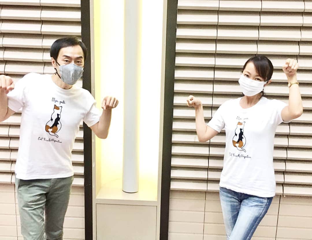 のインスタグラム：「近藤アナウンサーとおそろいTシャツ☺️にゃんとも可愛いでしょ🎵  今年のチャリティー猫Tシャツ✨ 近藤さんも毎年ご協力いただいてます！  殺処分ゼロを目指して、新潟市動物愛護協会が作成しているオリジナルTシャツ✨一枚２０００円。原価を除く全額が野良猫の避妊去勢手術の補助金になります☺️ Tシャツ販売協力店の情報は、私のアメブロをご覧下さい☺️ プロフィールのところにもURLあります☺️ または【伊勢みずほブログ】で検索にゃ🐈  みんなで猫Tシャツを着て殺処分ゼロを実現させましょう‼️ #🐈 #猫部 #猫 #にゃんこ #チャリティー #猫Tシャツ #おしゃれTシャツ #可愛いTシャツ #プレゼント #殺処分ゼロ #新潟市動物愛護協会 #nocatnolife #catlover #cats_of_day #catsofinstagram #catstagram #cat #catlovers #伊勢みずほ #animal」