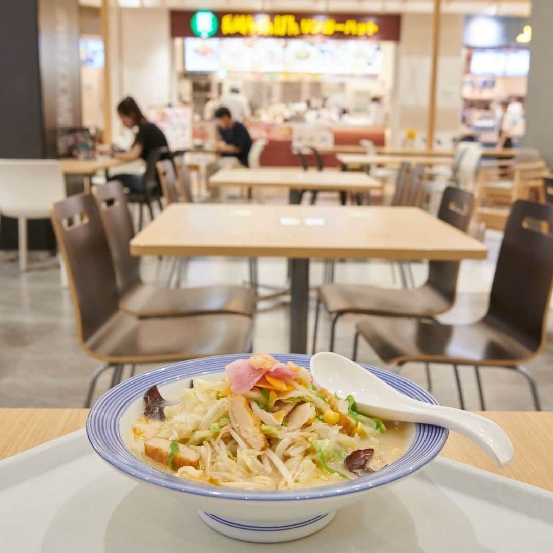 アクアシティお台場/AQUA CiTY ODAIBAさんのインスタグラム写真 - (アクアシティお台場/AQUA CiTY ODAIBAInstagram)「・ 【ODAIBA FOOD COURT】 ・ テイクアウトOK！スープの深いコクが味わえる長崎ちゃんぽんと、香ばしいパリパリ揚げめんに野菜あんがトロリとかけられた長崎皿うどん。薄皮ぎょうざと一緒に。テーブルの間隔が空いたフードコートで、熱々をお召し上がりください。 ・ リンガーハット（1F） ・ #アクアシティお台場 #リンガーハット #ringerhut #長崎ちゃんぽん #長崎皿うどん #ちゃんぽん #チャンポン #Jjambbong #皿うどん #薄皮ぎょうざ #餃子 #ちゃんぽん麺増量無料 #コロナ対策 #密対策 #テイクアウト #グルメ #東京グルメ #foodstagram #飯テログラム #フードコート #ODAIBAFOODCOURT #aquacityodaiba #お台場 #アクアシティ #odaiba #aquacity #台場 #daiba #tokyo #japan」6月16日 19時00分 - aquacity_odaiba_official