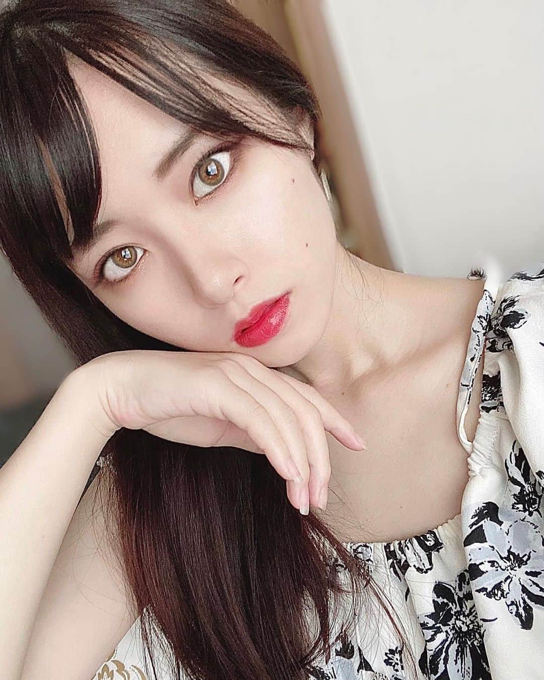 川子芹菜さんのインスタグラム写真 - (川子芹菜Instagram)「. . たまにはイメチェン💄👄 . カラコンはReVIAワンデー✨ グレーなんだけどあまりグレーっぽくない💪🏻 . カラコンつけても三白眼って……😱 . メイクはブラウン系シャドウで囲んで、目じりだけ赤のシャドウをワンポイントで入れてます🍎❤️ . 切開ラインあるかないかでだいぶ雰囲気かわるよね👍🏼 いつものメイクとどっちがいいかなぁ😳 . . . #大人メイク #三白眼 #三白眼メイク #カラコン #レヴィア #レヴィアワンデー #切開ライン #メイク #メイクアップ #メイク好き #コスメ好きさんと繋がりたい #コスメ #シャドウ  #ファッション  #サロンモデル #サロモ #フリーモデル #フリーランスモデル  #ミディアムヘア #モデル」6月16日 19時04分 - kawakoserina