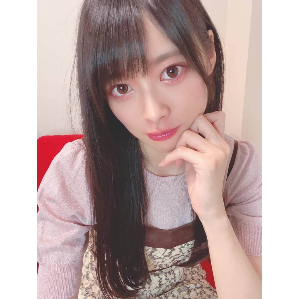 藤田いろはのインスタグラム：「美容院に行って、髪質改善トリートメントと髪の毛全体整えてもらってきた✨﻿ めっちゃBeforeがボサボサで恥ずかしいんだけど、このさらさら感とまとまり感見て！！！！！﻿ 感動🥺﻿ ﻿ ﻿ #logshibuya2 の沼口さんにお願いしました✂️﻿ 急だったのに、対応してくださり本当にありがとうございます😭﻿ 後れ毛も作っていただいたので髪の毛結ぶのが楽しみ✨﻿ ﻿ ﻿ ﻿ ﻿ #美容 #beauty #美容day #instabeauty ﻿ #treatment #トリートメント #メンテナンス ﻿ #ヘアメンテナンス #美容室 #サロン ﻿ #渋谷 #髪質改善 #髪質改善トリートメント ﻿ #hairstyle #ヘアスタイル #ロングヘア ﻿ #ストレートヘア #前髪あり #シースルーバング #モテ髪 #instagood #instalike #good #イイネ #藤田いろは#黒髪ロング」