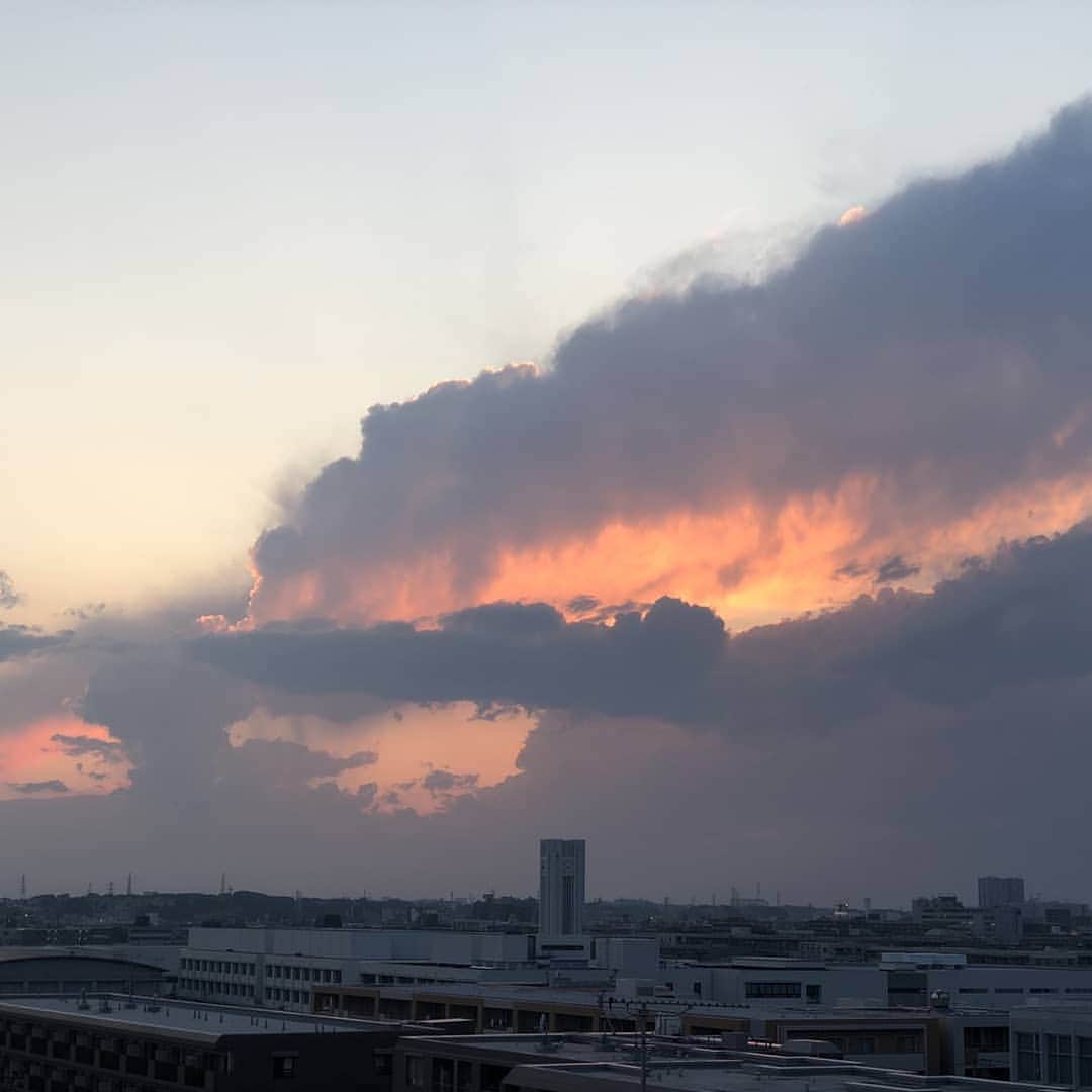 春山恵理さんのインスタグラム写真 - (春山恵理Instagram)「一瞬火事かと思ったくらい迫力のある夕焼けでした。 家から北西方向。埼玉県&群馬県方面の空。現在、雷を伴った強いレーダーエコーが観測されています。  #空が好きな人と繋がりたい  #空が好き  #雲が好きな人と繋がりたい #雲が好き #夕焼け #積乱雲  #イマソラ」6月16日 19時08分 - haruyamaeri