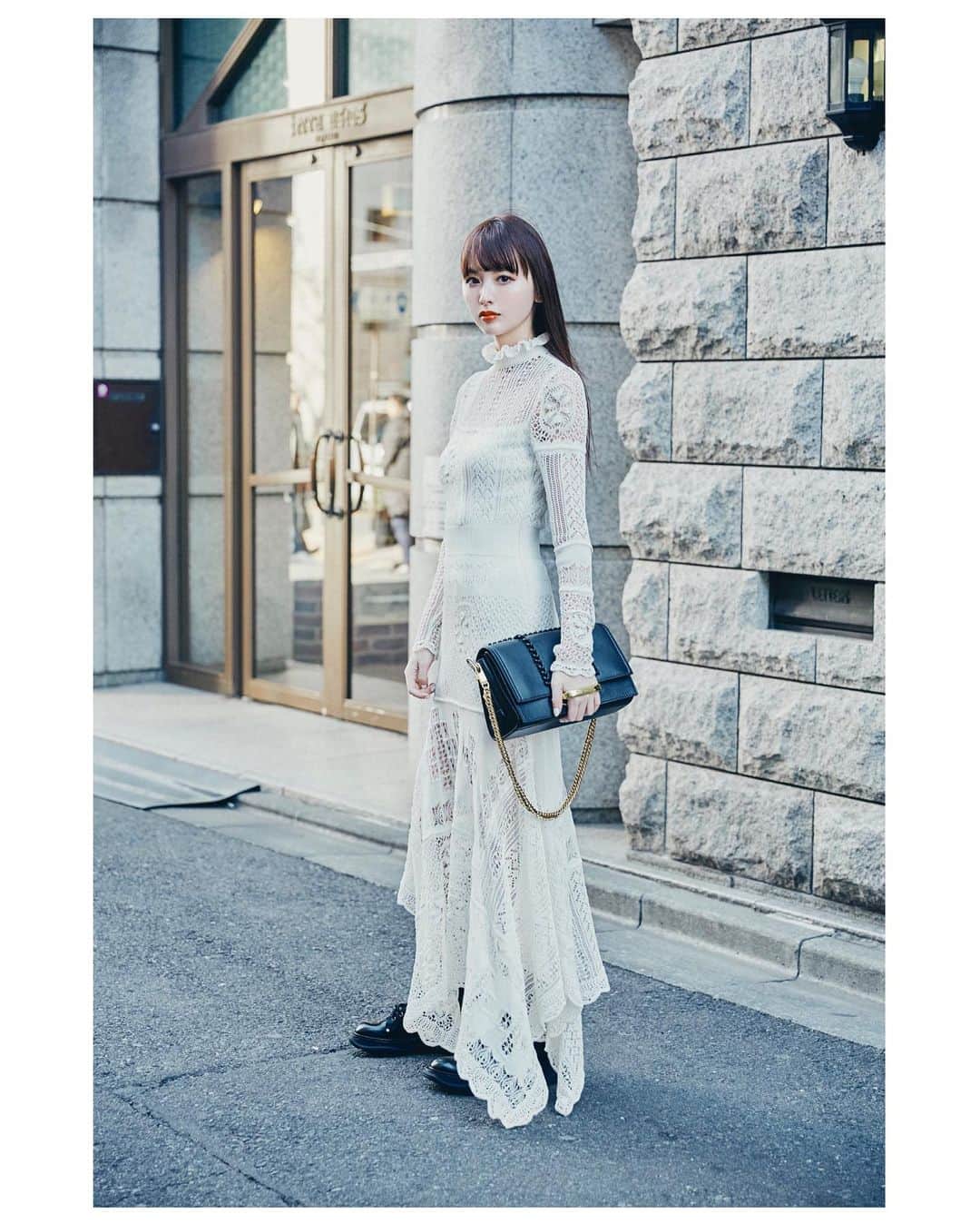 鈴木えみさんのインスタグラム写真 - (鈴木えみInstagram)「@AlexanderMcQueen の新作バッグ「The Story Shoulder」が本日6月16日から発売で、素敵なドレスと共に撮り下ろしていただきました。 クラッチとしても持てて、意外と物が沢山入るし、出番が多そうです🖤 #McQueenStory #PR」6月16日 19時20分 - emisuzuki_official