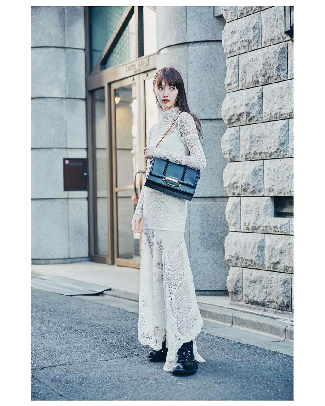 鈴木えみさんのインスタグラム写真 - (鈴木えみInstagram)「@AlexanderMcQueen の新作バッグ「The Story Shoulder」が本日6月16日から発売で、素敵なドレスと共に撮り下ろしていただきました。 クラッチとしても持てて、意外と物が沢山入るし、出番が多そうです🖤 #McQueenStory #PR」6月16日 19時20分 - emisuzuki_official