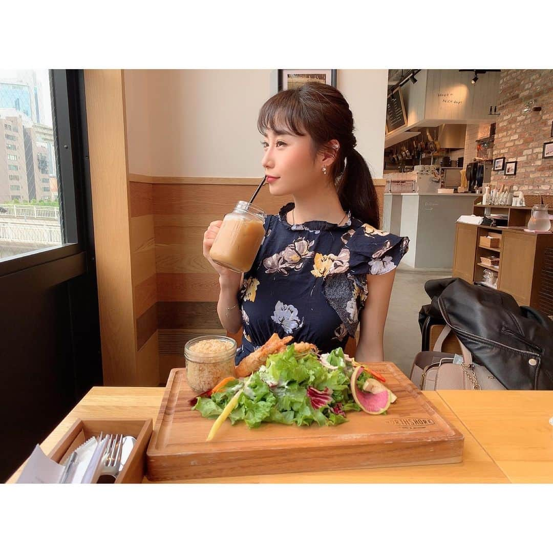 赤嶺紗羅さんのインスタグラム写真 - (赤嶺紗羅Instagram)「Take a break. ☕️💝 ， 昨日なんとか引越し📦完了して 新生活の始まり〜💓 謎にデリケートだから慣れるの大変😂笑 ， ， ， ， 🌸レッスンのご案内🌸 ， 月💠 salon Embellir 会員様ヨガレッスン🧘‍♀️ @salon_embellir_714 ， ， 火💠studio MAI 緑橋メインスタジオ 「コンディショニングヨガ」18:30〜19:30 ， 水💠studio MAI 緑橋メインスタジオ 「リフレッシュヨガ」☀️10:00〜11:00 ， ， 木💠スパワールド♨️ @spaworld_jp 「アロマヨガ 」18:30〜19:30 ， ， 金💠studio classone 「朝ヨガ」☀️07:00〜08:00 ， ， 土💠スパワールド♨️ @spaworld_jp 「リラックスヨガ 」17:00〜18:00 ， ， ，  #diet #fitnessgirl #japanesegirl #cafe #yoga #japanese #japanesegirl #japan #asiangirls #northshore #ヨガ大阪 #フリーランス #ホットヨガ #ヨガ #大阪カフェ #ヨガインストラクター #痩せる #ボディメイク #全米ヨガアライアンス #ワンピース #筋トレ #インフルエンサー #プチプラコーデ #ダイエット #撮影モデル  #カフェ #ノースショア」6月16日 19時22分 - sara_am_0113