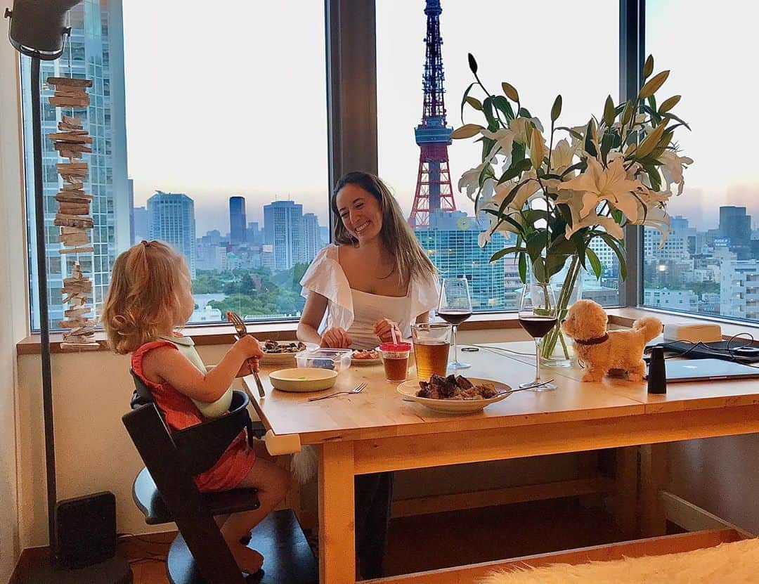 太田エイミーのインスタグラム：「Dinner time is a special time for our family. We always say いただきますand clink our glasses « santé! ». Today mini insisted on singing 🐼🐰🐨 slow and fast versions. We love mini’s high chair #stokketripptrapp sitting properly and comfortably helps her to eat well and stay at the table for a long time! . . . . . @stokkejapan @stokkebaby #ストッケトリップトラップ #ストッケ #トリップトラップ #stokketripptrapp #stokkehighchair #stokke #babychair」
