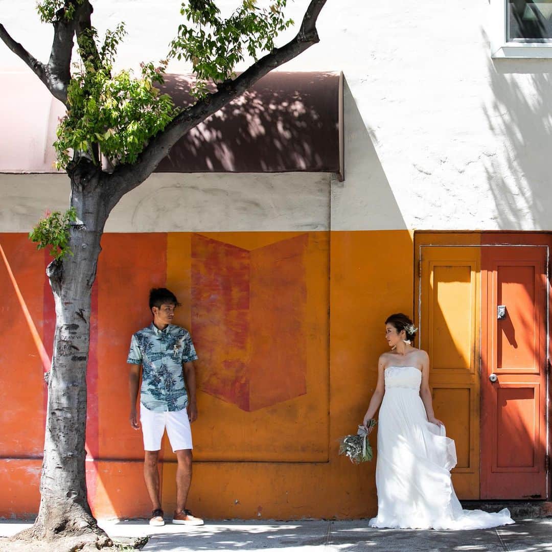 Photopla+（ フォトプラ ）さんのインスタグラム写真 - (Photopla+（ フォトプラ ）Instagram)「@photopla_weddingをフォローして、﻿ 『#フォトプラ花嫁』『#フォトプラ』の﻿ タグをつけて写真をUPしてみて･ﾟ｡﻿ ﻿ ——————————﻿ ﻿ ハワイならではの街並みを活かした﻿ フォトウェディングも素敵ですよね♪﻿ ﻿ ビーチでは、開放的にリラックスしたお二人を﻿ ダウンタウンではキリッと決めたお二人を﻿ ﻿ たくさんの表情を残して﻿ 思い出をつくるお手伝いをいたします◎﻿ ﻿ スタジオ名：#フォトプラハワイ﻿ ＞＞＞﻿ 『写真だけは残したい』方へ＊*﻿ Webから撮影予約できます⚐﻿ @photopla_wedding﻿ ﻿ ——————————﻿ ﻿ オシャレでイマドキな﻿ ウェディングフォト発信中♥﻿ ﻿ 『#フォトプラ花嫁』『#フォトプラ』の﻿ タグをつけて写真をUPしてみて･ﾟ｡﻿ フォトプラのIGでリグラムされるかも♪♪﻿ ﻿ #結婚式 #結婚式準備 #プレ花嫁﻿ #卒花 #前撮り #ロケフォト﻿ #日本中のプレ花嫁さんと繋がりたい﻿ #プラコレ#ウェディングニュース﻿ #ベストアニバーサリー #wedding ﻿ #2020秋婚　#2020冬婚﻿ #ウェディングレポ #婚約 #婚約中﻿ #ロケーションフォト﻿ #photopla #ウエディングフォト﻿ #フォトウェディング　﻿ #ハワイフォト﻿ #ハワイ﻿ #タウンフォト﻿ #ウォールアート﻿ #リゾートウェディング」6月16日 19時22分 - photopla_wedding