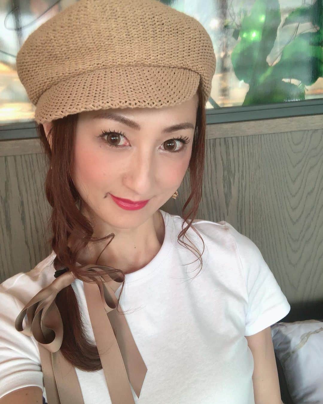 のインスタグラム：「このお写真ね … 眉は一切お化粧してないんですよ〜😉💕 ・ ・ 前から興味のあった #アートメイク に行ってきました🤎 ・ ・ 大阪の福島駅近くにある メディカルブロー大阪院 @medicalbrows_osaka へ 私は、赤崎さん @medicalbrows_akasaki に担当して頂きました✨ ・ ・ before ▶︎▶︎ afterのお写真もあるから 𝕤𝕨𝕚𝕡𝕖してね♡ ・ ・ 元々眉毛はある方なんですが、眉に左右差があったり、バラつきがあったり💦 なかなかうまく描き足せないし、意外にお化粧に時間が取られるのが眉なんですよね😅 ・ 朝起きて、この眉の状態にはほんと感動〜🙌💕 ・ ・ ・ まずはカウンセリングから… 眉の形やカラーを何度も何度もチェックし、そして私に確認を取りながら… お顔の骨格に合わせた眉を、黄金比に沿ってデザインしていって下さいます。 ・ 実際の施術よりも、このカウンセリングの方に時間をかけて下さっているのかも😌✨ ・ ・ そして、デザインが決まったら 医療用の超極細ニードルを使い、一本一本丁寧に 本物の毛のように描いていってくださいます♡ ・ ・ メディカルブロー さんでは、従来の"3Dストローク"という技法から更に進化させ、より自然に見える "6Dストローク"を提供していらっしゃいます✨ 微細な毛並み感を表現することが可能になったそうなんですよ😌✨ ・ ・ ほんとプロの技術にうっとりで、納得の仕上がりでした👌💕 ・ もうすでに、アイラインやリップにも興味が〜💋✨ ありありです😉笑 ・ #周りのお友達にも好評💕 #どこでやったの？ #ってめっちゃ聞かれる😅笑 #ホントやって良かったー❤️ ・ ・ ご興味ある方は、全国各地に店舗があるので、是非お近くのメディカルブローさんへ✨ @medicalbrows ・ ・ 『 彩耶 @3aya11  のインスタを見た❣️』 と、1ヶ月以内に予約すると 大阪院・福岡院限定でマスターランク以上が２万円OFF⤵︎になります♡ ・ ・ ・ ・ 【メディカルブロー 大阪院】 ●住所　〒553-0003 大阪府大阪市福島区福島5-3-7 エスティ西梅田ビル 2F ●全国共通ダイヤル  0570-078-889 (平日・土日祝 9：00～20：00) ・ ・ ・ #Medicalbrows #メディカルブロー #メッディカルブロー大阪院 #アートメイク大阪 #アートメイク #メディカルアートメイク #6Dストローク #アートメイク眉 #美容 #beauty #大人女子 #女子力 #美意識 #モデル #神戸 #kobe #大阪 #osaka #ウォーキング講師 #秘書 #セミナー講師 #インフルエンサー#美容好きさんと繋がりたい #美容好きな人と繋がりたい」