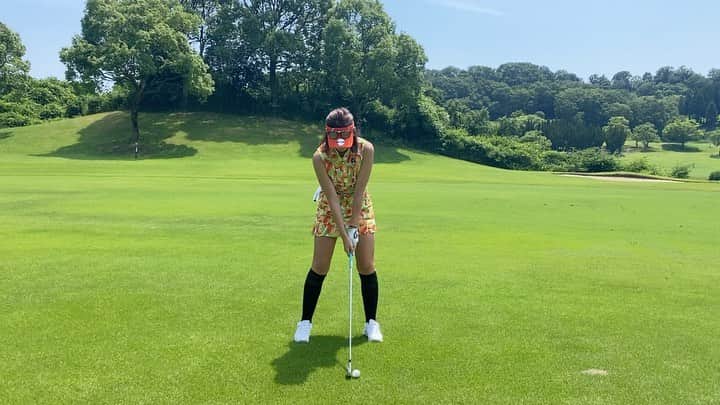 原田怜奈のインスタグラム：「セカンドショット⛳️♥️ 素振りの方がいいのは、 あるある😂 ちょっと当たりは 詰まった感じ、、、😭 だけどピンまで4m🥺 まだまだ頑張ります🧸 . . . #ゴルフスイング　#ゴルフ　#女子ゴルフ　#女子ゴルファー」
