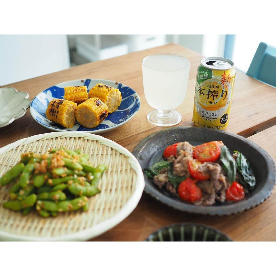 yuki のインスタグラム：「「おうち飲みをもっと楽しく！」 . 夏になると飲みたくなる キンキンに冷えたレモンチューハイ🍋 . レモンの果実本来の本格的な味わいが楽しめる 香料・酸味料・糖類無添加の「キリン本搾り」に合う献立を考えさせてもらったのですが、こういうの考えるの大好きでとっても楽しかったです☺️✨ . . あつーい夏を元気いっぱいに過ごせるように、 旬の夏野菜とにんにくをたっぷり使ったお料理を合わせてみました♡ . お酒もおかずも美味しくてとまらないー！😆💕 . どれもめっちゃ簡単に作れるのでぜひ作ってみてくださいね！ . 《地獄枝豆》 . 枝豆　(茹でておく) ●にんにく　1片 ●しょうが　1片 ●白ネギ　適量 ●醤油　大さじ１ ●ごま油　大さじ１ ●豆板醤　小さじ１ . ①にんにく、しょうが、白ネギは全部みじん切りにして、●の材料を全部混ぜる ②茹でた枝豆にあえてなじませる . 薬味たっぷりでちょっぴり刺激のある、止まらないおいしさです😆💕 生のにんにくをたっぷり使ってるので次の日お休みの日に食べるのがおすすめです🤭 . . 《牛肉とトマトとバジルのニンニク炒め》 . 牛肉薄切り　２００ｇ トマト　３個くらい？（この時は小さいのしかなかったのでたくさん） 生バジル　１袋 オリーブオイル・塩・にんにく１片 . ①フライパンにみじん切りにしたにんにくとオリーブオイルを入れて、香りが出るまで加熱する ②一口大に切って塩をした牛肉をサッと炒める ③牛肉に火が通ったらトマトを加えてまたサッと炒める ④塩こしょう少々を振り、バジルを加えてサッと合わせたらできあがり。 . 何回サッって言うねん！っていうくらい、一瞬で完成するこのレシピ😂 . お肉とニンニクでパワーチャージ！ トマトとバジルがさわやかに仕上げてくれて、暑い夏にもパクパクいけちゃいます😆一瞬で作れるとは思えないおいしさですー！ . . 長ーくなりましたが 旬のおいしさがぎゅーっと詰まったおうちごはんでしたっ☺️✨ . ぜひ作ってもらえるとうれしいです♡ . . #おうちごはん　#おうち居酒屋　#家飲み #枝豆　#焼きとうもろこし　#おつまみ　 #本搾り　#本当においしいから選んでます　#pr」