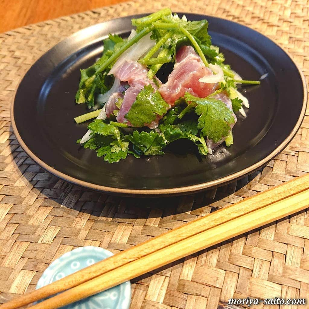 斎藤守也さんのインスタグラム写真 - (斎藤守也Instagram)「【マグロパクチー】  ①マグロ ぶつ切り ②パクチー ざく切り ③玉ねぎ スライス ◯タレ ナンプラー レモン汁 少々 ゴマ油 少々  ①～③とタレを和えて出来上がり。  そしてビールを開ける。 以上！  #マグロパクチー  #パクチー通信  #つまみ通信  #レシピ通信  #簡単レシピ  #家呑みレシピ  #奥さまレシピ  #斎藤守也  #moriyasaito  #MONOLOGUE  #モノローグ  #STORIES  #ストーリーズ」6月16日 19時34分 - moriya_monologue