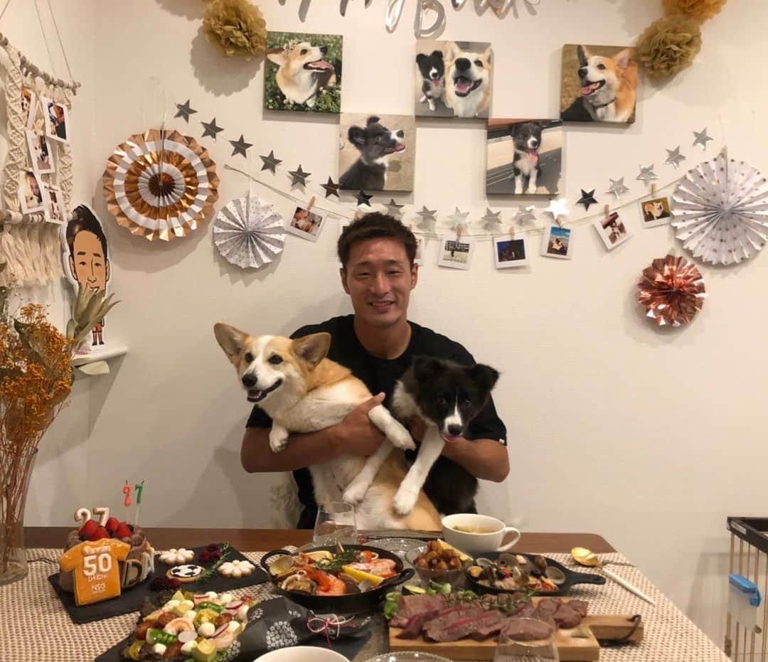 田上大地のインスタグラム：「今日6月16日に27歳になりました🎊 大切な家族やチームメイト、友人に祝福されてとても嬉しいです！ 先日、J2リーグの日程も発表されて、27日のアウェイ甲府戦から、J1昇格に向けて突っ走って行きたいと思います🏃‍♂️ アルビレックス新潟のJ1昇格に貢献出来るよう、全力を尽くして頑張ります！ どんな時も熱いサポートよろしくお願いします🔥 #ウェルシュコーギー #コーギー  #corgi #ボーダーコリー #twelvefootball  #アルビレックス新潟 #albirex #albirexniigata #niigata #j2 #j2league #アイシテルニイガタ #50」