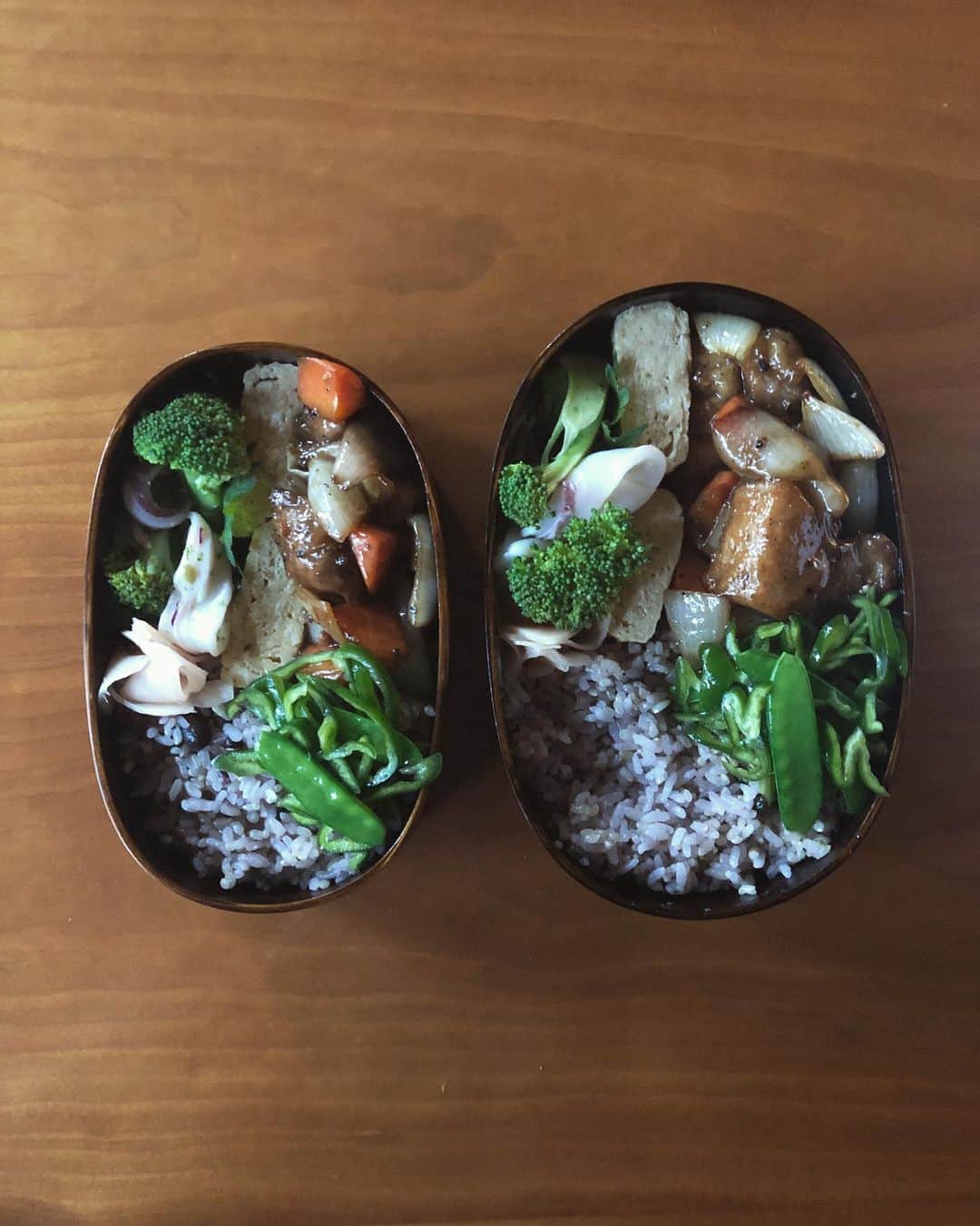 のインスタグラム：「詰めた分だけを食べる、おかわりなし！のお弁当生活をぽつぽつ続けています。 今日の夕暮れのお弁当。く、暗い。。。 すだちの果汁、皮、オリーブオイル（←フルーティな辛みのないもの）塩の組み合わせが今の気分です。今日は、ほんのすこーし柚子胡椒も加えて。絞ったあとのすだちを入れて沸いたら火を止めて湯通ししたイカと茹でたブロッコリーを和えて。 :黒酢のあっさり酢豚 :甘い出汁巻き玉子 :ピーマンと絹さやのナムル :1週間たった生姜の甘酢漬け :玄米と白米半々に雑穀米 #coboおうちごはん」