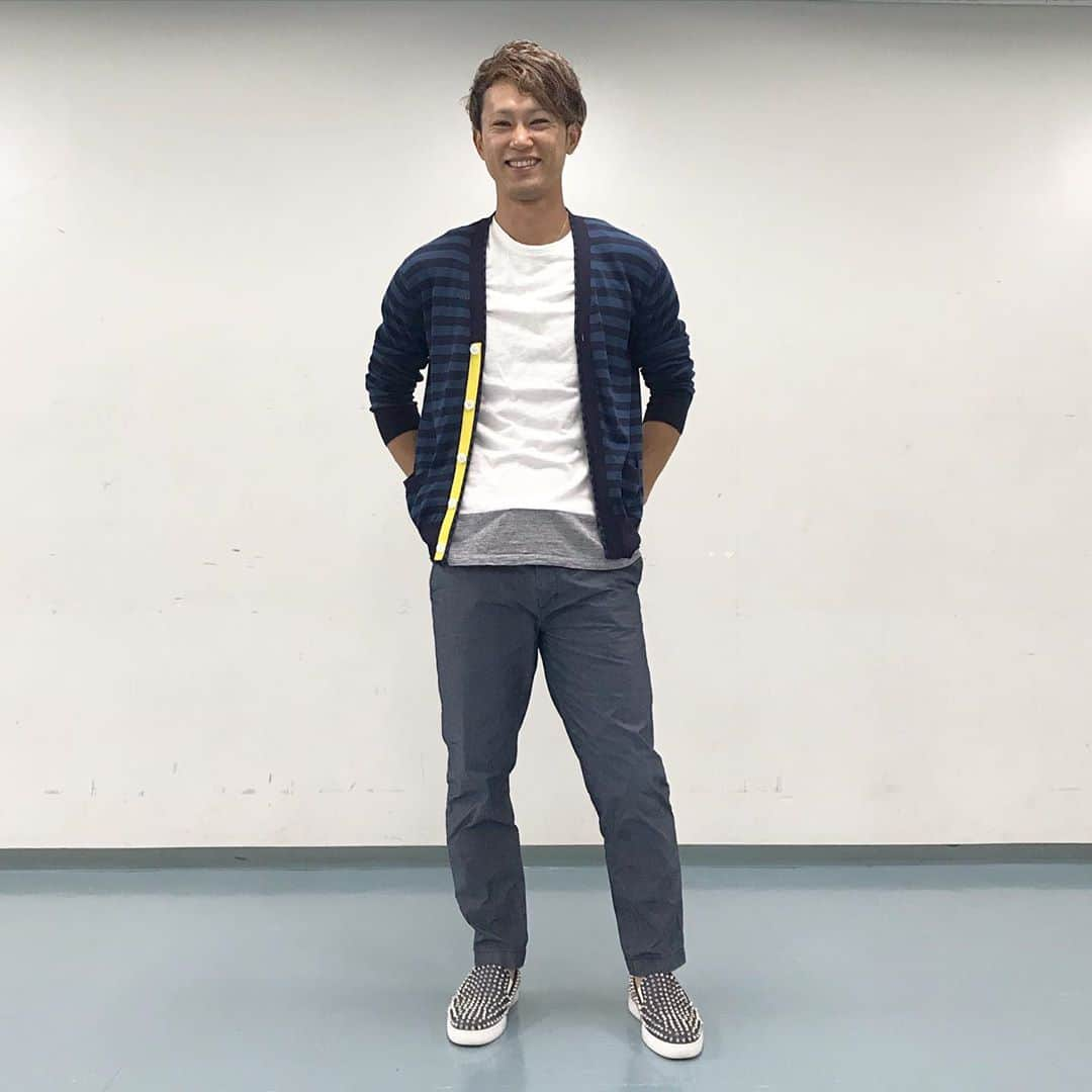 阪神タイガースさんのインスタグラム写真 - (阪神タイガースInstagram)「今日の私服ショットは、西投手から「いつもオシャレでカッコいい✨」とご指名の上本選手にお願いしました！ #上本博紀 選手 #西投手ご指名 #私服ショット #いつもおしゃれ ✨ #１日西勇輝選手  先日の京セラで撮らせて頂きました！ #阪神タイガース」6月16日 19時46分 - hanshintigers_official