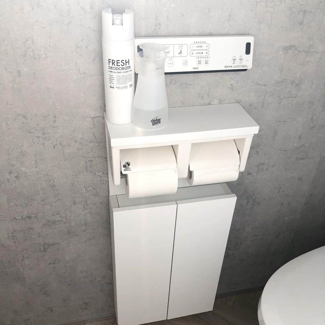 akaneさんのインスタグラム写真 - (akaneInstagram)「2020.6.16  トイレのリフォームと共に、どうせなら中の収納用品も新しくしたい！っていう事で、スクラビングバブルの使い捨てブラシや、ナプキンなど を入れる収納ケースを 【tower ウェットシートケース】 に買い替えました✨  今までのはエリエールのミチガエルというトイレシートのケースをかれこれ6年以上愛用してきましたが、少し小さめでもう少し大きめのものが欲しいなと思っていたところ、こちらを発見💁‍♀️ なんてったってアイドルw じゃなくて(昭和生まれしか分からない) なんてったって我が家の収納棚に大きさがドンピシャ😆  素材もマットなスチール素材で高見えします♪  白と黒あり✨  最後がbeforeなんですが、今の方がスッキリしてますよね😊  こちら @kurasso で見つけましたよ😊  紹介アイテムは @kurasso のプロフィールにあるURLから購入出来ます✨  今なら「ヒノキ  天然消臭除菌スプレー携帯用 50ml」プレゼントキャンペーンを実施中！  kurassoにて1回のご注文で税込1万円以上お買い物していただいた方、抽選で100名様に当たります（当選者の発表は、発送をもってかえさせていただきます）  締切：6月30日  また、下記クーポンを購入時に入力すると、購入金額から10%オフとお得にお買い物ができます（金額問わず全注文に適用）。 よろしければぜひお使いください！  クーポンコード：【aorganize04】  有効期限：2020年6月30日23：59まで  #kurassoファミリー #kurasso購入品 #アンバサダー #トイレ #トイレ収納 #収納ケース #サニタリーケース #ウェットシートケース #コンクリート風壁紙  #コンクリート壁紙  #ヘリンボーン #ヘリンボーンクッションフロア  #ヘリンボーン床  #セルフリフォーム #リフォーム #diy女子」6月16日 19時55分 - a.organize