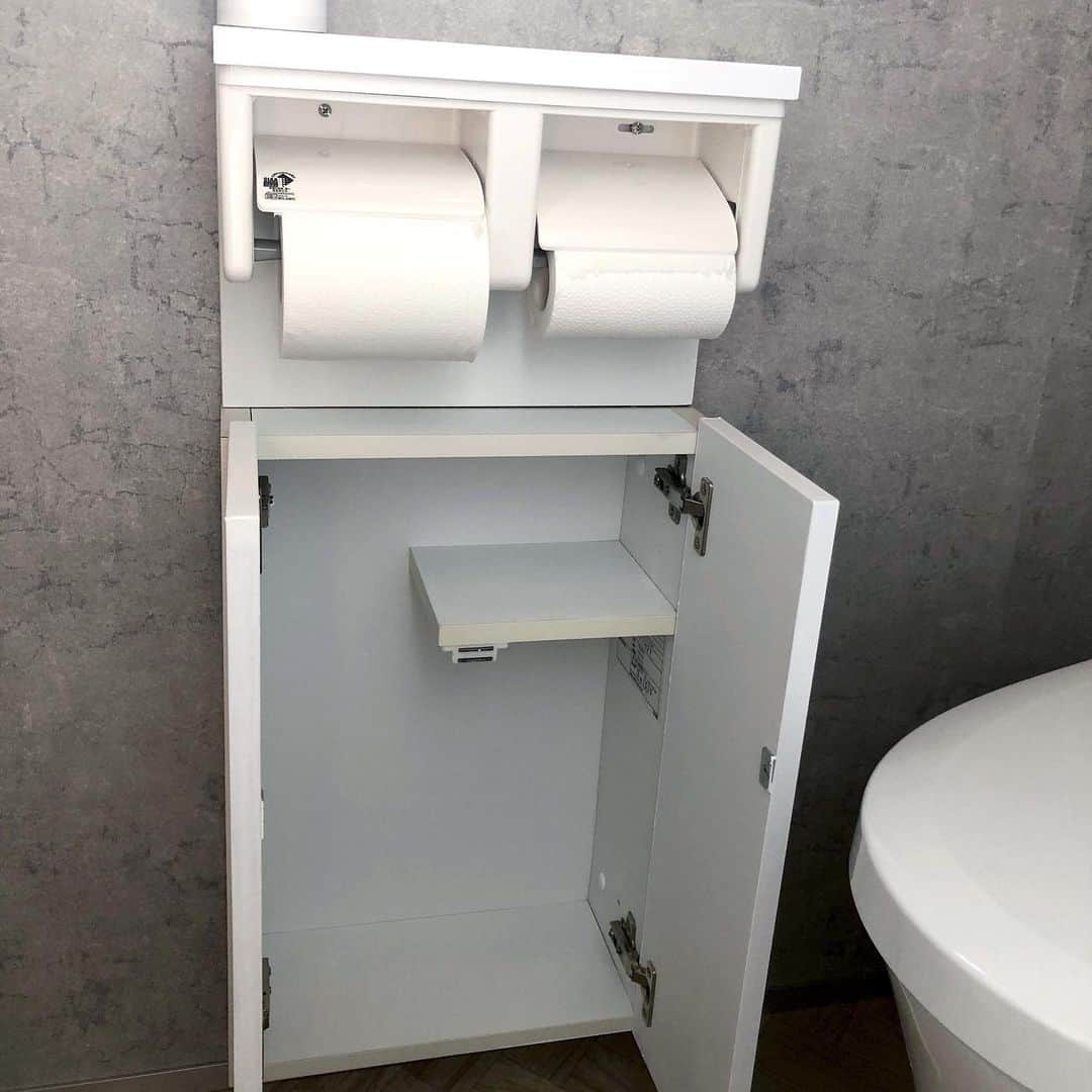 akaneさんのインスタグラム写真 - (akaneInstagram)「2020.6.16  トイレのリフォームと共に、どうせなら中の収納用品も新しくしたい！っていう事で、スクラビングバブルの使い捨てブラシや、ナプキンなど を入れる収納ケースを 【tower ウェットシートケース】 に買い替えました✨  今までのはエリエールのミチガエルというトイレシートのケースをかれこれ6年以上愛用してきましたが、少し小さめでもう少し大きめのものが欲しいなと思っていたところ、こちらを発見💁‍♀️ なんてったってアイドルw じゃなくて(昭和生まれしか分からない) なんてったって我が家の収納棚に大きさがドンピシャ😆  素材もマットなスチール素材で高見えします♪  白と黒あり✨  最後がbeforeなんですが、今の方がスッキリしてますよね😊  こちら @kurasso で見つけましたよ😊  紹介アイテムは @kurasso のプロフィールにあるURLから購入出来ます✨  今なら「ヒノキ  天然消臭除菌スプレー携帯用 50ml」プレゼントキャンペーンを実施中！  kurassoにて1回のご注文で税込1万円以上お買い物していただいた方、抽選で100名様に当たります（当選者の発表は、発送をもってかえさせていただきます）  締切：6月30日  また、下記クーポンを購入時に入力すると、購入金額から10%オフとお得にお買い物ができます（金額問わず全注文に適用）。 よろしければぜひお使いください！  クーポンコード：【aorganize04】  有効期限：2020年6月30日23：59まで  #kurassoファミリー #kurasso購入品 #アンバサダー #トイレ #トイレ収納 #収納ケース #サニタリーケース #ウェットシートケース #コンクリート風壁紙  #コンクリート壁紙  #ヘリンボーン #ヘリンボーンクッションフロア  #ヘリンボーン床  #セルフリフォーム #リフォーム #diy女子」6月16日 19時55分 - a.organize