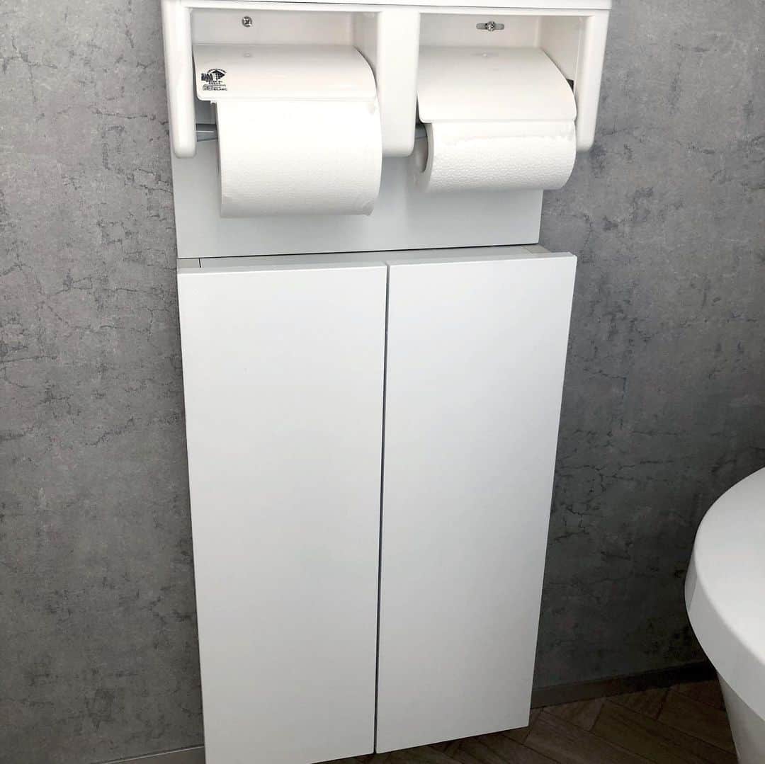 akaneさんのインスタグラム写真 - (akaneInstagram)「2020.6.16  トイレのリフォームと共に、どうせなら中の収納用品も新しくしたい！っていう事で、スクラビングバブルの使い捨てブラシや、ナプキンなど を入れる収納ケースを 【tower ウェットシートケース】 に買い替えました✨  今までのはエリエールのミチガエルというトイレシートのケースをかれこれ6年以上愛用してきましたが、少し小さめでもう少し大きめのものが欲しいなと思っていたところ、こちらを発見💁‍♀️ なんてったってアイドルw じゃなくて(昭和生まれしか分からない) なんてったって我が家の収納棚に大きさがドンピシャ😆  素材もマットなスチール素材で高見えします♪  白と黒あり✨  最後がbeforeなんですが、今の方がスッキリしてますよね😊  こちら @kurasso で見つけましたよ😊  紹介アイテムは @kurasso のプロフィールにあるURLから購入出来ます✨  今なら「ヒノキ  天然消臭除菌スプレー携帯用 50ml」プレゼントキャンペーンを実施中！  kurassoにて1回のご注文で税込1万円以上お買い物していただいた方、抽選で100名様に当たります（当選者の発表は、発送をもってかえさせていただきます）  締切：6月30日  また、下記クーポンを購入時に入力すると、購入金額から10%オフとお得にお買い物ができます（金額問わず全注文に適用）。 よろしければぜひお使いください！  クーポンコード：【aorganize04】  有効期限：2020年6月30日23：59まで  #kurassoファミリー #kurasso購入品 #アンバサダー #トイレ #トイレ収納 #収納ケース #サニタリーケース #ウェットシートケース #コンクリート風壁紙  #コンクリート壁紙  #ヘリンボーン #ヘリンボーンクッションフロア  #ヘリンボーン床  #セルフリフォーム #リフォーム #diy女子」6月16日 19時55分 - a.organize