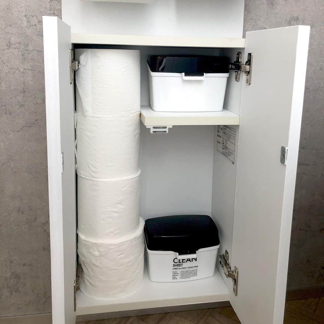 akaneさんのインスタグラム写真 - (akaneInstagram)「2020.6.16  トイレのリフォームと共に、どうせなら中の収納用品も新しくしたい！っていう事で、スクラビングバブルの使い捨てブラシや、ナプキンなど を入れる収納ケースを 【tower ウェットシートケース】 に買い替えました✨  今までのはエリエールのミチガエルというトイレシートのケースをかれこれ6年以上愛用してきましたが、少し小さめでもう少し大きめのものが欲しいなと思っていたところ、こちらを発見💁‍♀️ なんてったってアイドルw じゃなくて(昭和生まれしか分からない) なんてったって我が家の収納棚に大きさがドンピシャ😆  素材もマットなスチール素材で高見えします♪  白と黒あり✨  最後がbeforeなんですが、今の方がスッキリしてますよね😊  こちら @kurasso で見つけましたよ😊  紹介アイテムは @kurasso のプロフィールにあるURLから購入出来ます✨  今なら「ヒノキ  天然消臭除菌スプレー携帯用 50ml」プレゼントキャンペーンを実施中！  kurassoにて1回のご注文で税込1万円以上お買い物していただいた方、抽選で100名様に当たります（当選者の発表は、発送をもってかえさせていただきます）  締切：6月30日  また、下記クーポンを購入時に入力すると、購入金額から10%オフとお得にお買い物ができます（金額問わず全注文に適用）。 よろしければぜひお使いください！  クーポンコード：【aorganize04】  有効期限：2020年6月30日23：59まで  #kurassoファミリー #kurasso購入品 #アンバサダー #トイレ #トイレ収納 #収納ケース #サニタリーケース #ウェットシートケース #コンクリート風壁紙  #コンクリート壁紙  #ヘリンボーン #ヘリンボーンクッションフロア  #ヘリンボーン床  #セルフリフォーム #リフォーム #diy女子」6月16日 19時55分 - a.organize