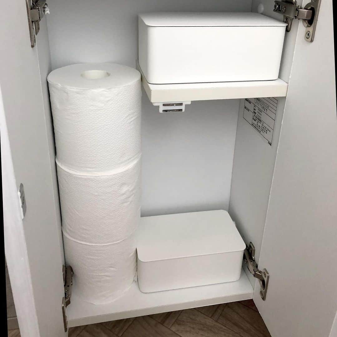 akaneさんのインスタグラム写真 - (akaneInstagram)「2020.6.16  トイレのリフォームと共に、どうせなら中の収納用品も新しくしたい！っていう事で、スクラビングバブルの使い捨てブラシや、ナプキンなど を入れる収納ケースを 【tower ウェットシートケース】 に買い替えました✨  今までのはエリエールのミチガエルというトイレシートのケースをかれこれ6年以上愛用してきましたが、少し小さめでもう少し大きめのものが欲しいなと思っていたところ、こちらを発見💁‍♀️ なんてったってアイドルw じゃなくて(昭和生まれしか分からない) なんてったって我が家の収納棚に大きさがドンピシャ😆  素材もマットなスチール素材で高見えします♪  白と黒あり✨  最後がbeforeなんですが、今の方がスッキリしてますよね😊  こちら @kurasso で見つけましたよ😊  紹介アイテムは @kurasso のプロフィールにあるURLから購入出来ます✨  今なら「ヒノキ  天然消臭除菌スプレー携帯用 50ml」プレゼントキャンペーンを実施中！  kurassoにて1回のご注文で税込1万円以上お買い物していただいた方、抽選で100名様に当たります（当選者の発表は、発送をもってかえさせていただきます）  締切：6月30日  また、下記クーポンを購入時に入力すると、購入金額から10%オフとお得にお買い物ができます（金額問わず全注文に適用）。 よろしければぜひお使いください！  クーポンコード：【aorganize04】  有効期限：2020年6月30日23：59まで  #kurassoファミリー #kurasso購入品 #アンバサダー #トイレ #トイレ収納 #収納ケース #サニタリーケース #ウェットシートケース #コンクリート風壁紙  #コンクリート壁紙  #ヘリンボーン #ヘリンボーンクッションフロア  #ヘリンボーン床  #セルフリフォーム #リフォーム #diy女子」6月16日 19時55分 - a.organize