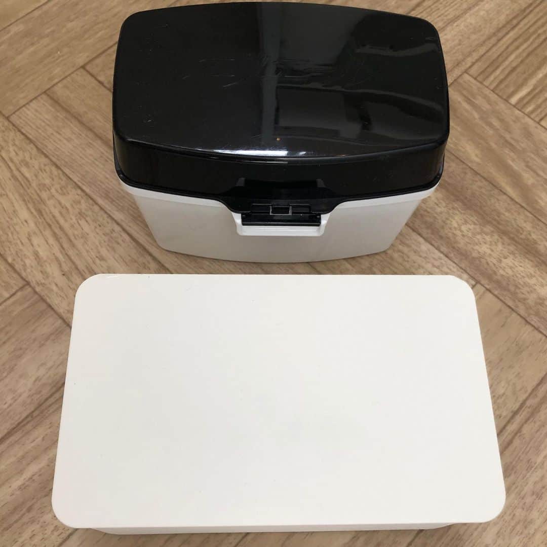 akaneさんのインスタグラム写真 - (akaneInstagram)「2020.6.16  トイレのリフォームと共に、どうせなら中の収納用品も新しくしたい！っていう事で、スクラビングバブルの使い捨てブラシや、ナプキンなど を入れる収納ケースを 【tower ウェットシートケース】 に買い替えました✨  今までのはエリエールのミチガエルというトイレシートのケースをかれこれ6年以上愛用してきましたが、少し小さめでもう少し大きめのものが欲しいなと思っていたところ、こちらを発見💁‍♀️ なんてったってアイドルw じゃなくて(昭和生まれしか分からない) なんてったって我が家の収納棚に大きさがドンピシャ😆  素材もマットなスチール素材で高見えします♪  白と黒あり✨  最後がbeforeなんですが、今の方がスッキリしてますよね😊  こちら @kurasso で見つけましたよ😊  紹介アイテムは @kurasso のプロフィールにあるURLから購入出来ます✨  今なら「ヒノキ  天然消臭除菌スプレー携帯用 50ml」プレゼントキャンペーンを実施中！  kurassoにて1回のご注文で税込1万円以上お買い物していただいた方、抽選で100名様に当たります（当選者の発表は、発送をもってかえさせていただきます）  締切：6月30日  また、下記クーポンを購入時に入力すると、購入金額から10%オフとお得にお買い物ができます（金額問わず全注文に適用）。 よろしければぜひお使いください！  クーポンコード：【aorganize04】  有効期限：2020年6月30日23：59まで  #kurassoファミリー #kurasso購入品 #アンバサダー #トイレ #トイレ収納 #収納ケース #サニタリーケース #ウェットシートケース #コンクリート風壁紙  #コンクリート壁紙  #ヘリンボーン #ヘリンボーンクッションフロア  #ヘリンボーン床  #セルフリフォーム #リフォーム #diy女子」6月16日 19時55分 - a.organize