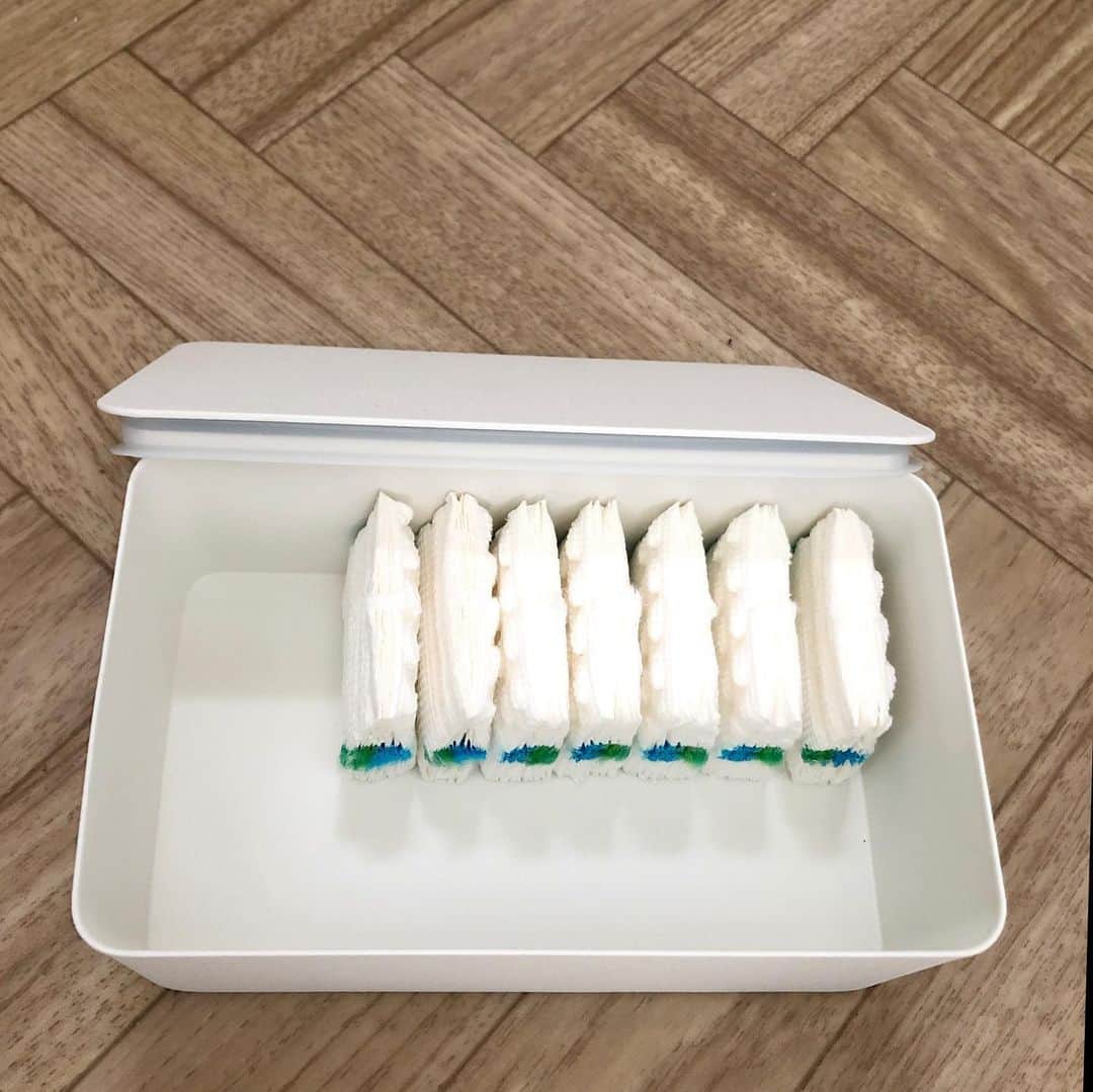 akaneさんのインスタグラム写真 - (akaneInstagram)「2020.6.16  トイレのリフォームと共に、どうせなら中の収納用品も新しくしたい！っていう事で、スクラビングバブルの使い捨てブラシや、ナプキンなど を入れる収納ケースを 【tower ウェットシートケース】 に買い替えました✨  今までのはエリエールのミチガエルというトイレシートのケースをかれこれ6年以上愛用してきましたが、少し小さめでもう少し大きめのものが欲しいなと思っていたところ、こちらを発見💁‍♀️ なんてったってアイドルw じゃなくて(昭和生まれしか分からない) なんてったって我が家の収納棚に大きさがドンピシャ😆  素材もマットなスチール素材で高見えします♪  白と黒あり✨  最後がbeforeなんですが、今の方がスッキリしてますよね😊  こちら @kurasso で見つけましたよ😊  紹介アイテムは @kurasso のプロフィールにあるURLから購入出来ます✨  今なら「ヒノキ  天然消臭除菌スプレー携帯用 50ml」プレゼントキャンペーンを実施中！  kurassoにて1回のご注文で税込1万円以上お買い物していただいた方、抽選で100名様に当たります（当選者の発表は、発送をもってかえさせていただきます）  締切：6月30日  また、下記クーポンを購入時に入力すると、購入金額から10%オフとお得にお買い物ができます（金額問わず全注文に適用）。 よろしければぜひお使いください！  クーポンコード：【aorganize04】  有効期限：2020年6月30日23：59まで  #kurassoファミリー #kurasso購入品 #アンバサダー #トイレ #トイレ収納 #収納ケース #サニタリーケース #ウェットシートケース #コンクリート風壁紙  #コンクリート壁紙  #ヘリンボーン #ヘリンボーンクッションフロア  #ヘリンボーン床  #セルフリフォーム #リフォーム #diy女子」6月16日 19時55分 - a.organize