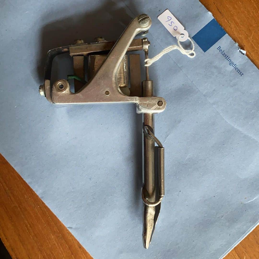 アムステルダム・タトゥー・ミュージアムのインスタグラム：「Experimental tattoo machine by #sailorjerry#scotsterling #gordonmcloud #arnocoenen#bobroberts」
