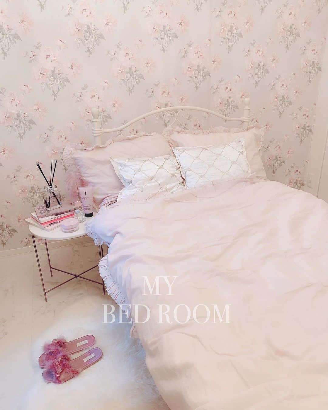 エリンコさんのインスタグラム写真 - (エリンコInstagram)「🛌🇫🇷💕 . 𝑀𝓎 𝐵𝑒𝒹 𝑅𝑜𝑜𝓂 . . 伝統あるフランスのブランド La redouteの お布団カバーが届いたよ...♡ . リネン素材で縁のフリルが可愛いの☺️💕 . 優しいピンクベージュのカラーもお気に入り☺️💓 . @laredoutejapan . 最近ブラックが多かったので 久しぶりにとびっきりガーリーにしてみた💓 . #bed #bedroom #ベッドルーム #布団カバー #リネン #フランス #room #お部屋 #お部屋紹介 #ベッド #ベッドカバー #pink #girly #girlyfashion #girlystyle #girlyroom #flower #えりんコーデ #えりんこヘアアレンジ #ラルドゥート #laredoute #laredoutejapan #France」6月16日 19時50分 - erinko0315