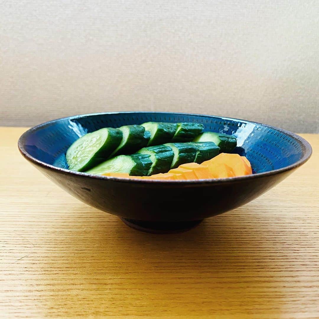 野本かりあのインスタグラム：「毎週通ってたお店が使っていたお皿が好きで、たまたま今日、その模様のお皿を見つけて購入。 この模様、名前あるのかな。 もしご存知の方いたら、教えて下さい❣️」