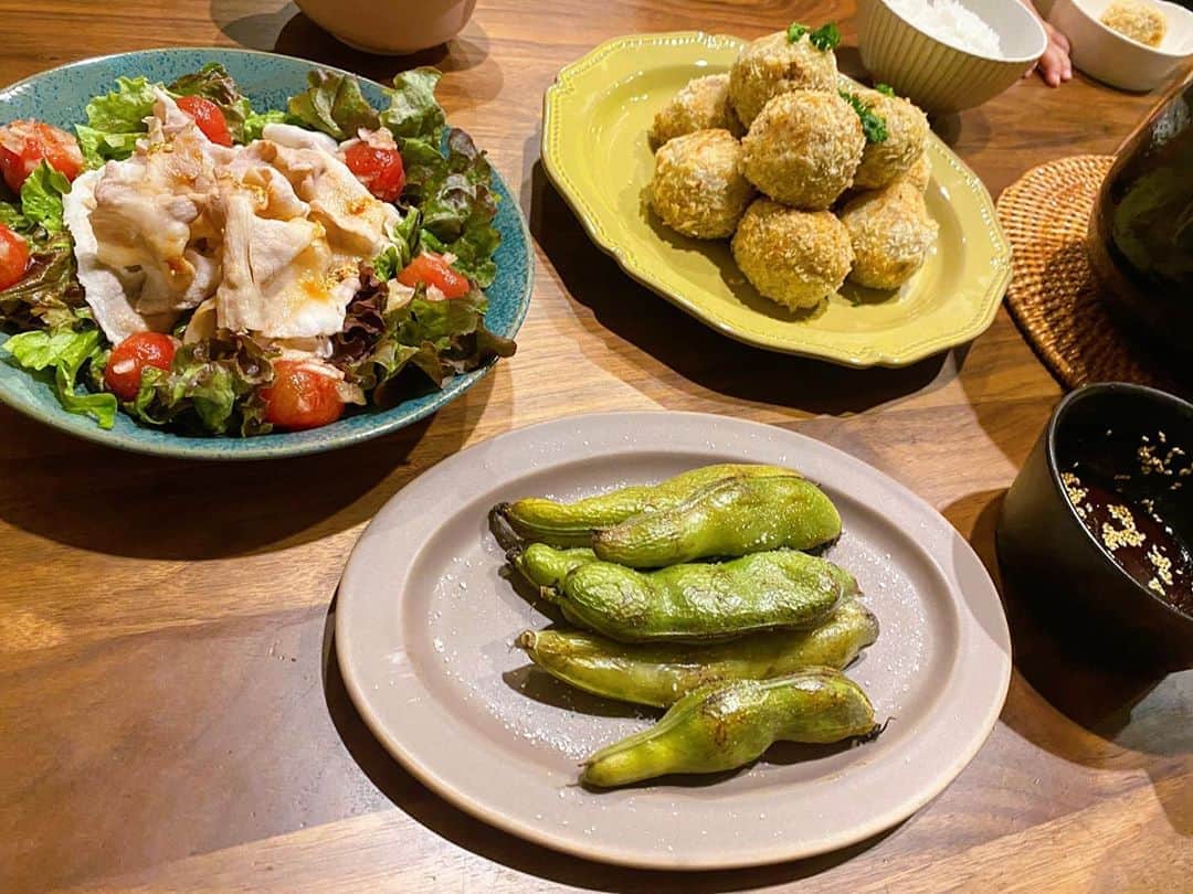 近藤千尋のインスタグラム：「今日は長女の大好きなコロッケ❤️ あとは豚しゃぶサラダ🥗 親知らずを抜いて 右が腫れてひーぼぉくんに 見るたび笑われる。。。笑😂🦷 #親知らず #今日のごはん #夕飯 #コロッケ」