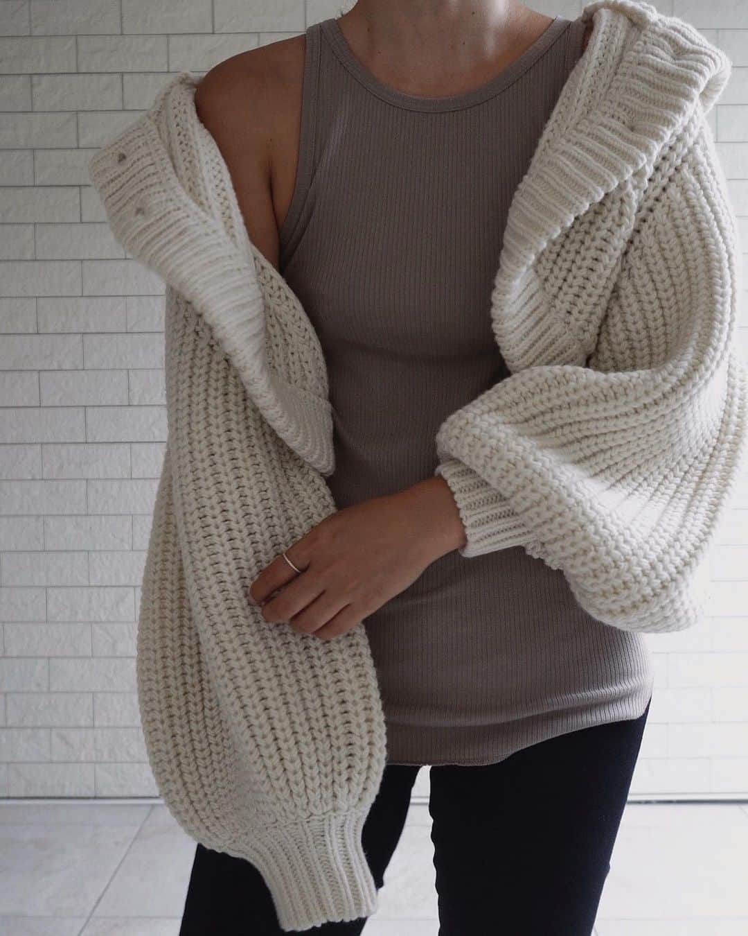 JUNNAのインスタグラム：「ETRÉ TOKYOの 得意分野デザインニット🧶  #フーディーニットショートボレロ  #エトレニット  今年も例年通り安定のできです🌾 これも説明不要の可愛さ。  ETRÉ TOKYO ONLINE STOREでは、 秋アイテムの先行予約会を開催いたします。 ・ ・ 開催期間  6/18(木)19:00 - 6/24(水)23:59  #etretokyo #2020ETRE_AW #秋服#ニット#エトレニット#秋」