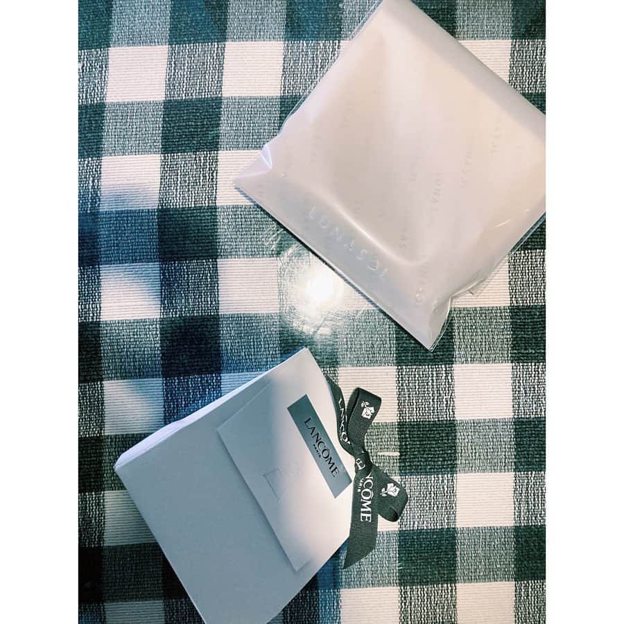 南波志帆さんのインスタグラム写真 - (南波志帆Instagram)「親友からプレゼントが届きました💎 青くてきらきら。涼やかで素敵。りーたんさすが〜😣 この夏、大切に使うね。ありがとう。😢✨ @r_riria  #💙」6月16日 20時04分 - nanbashiho