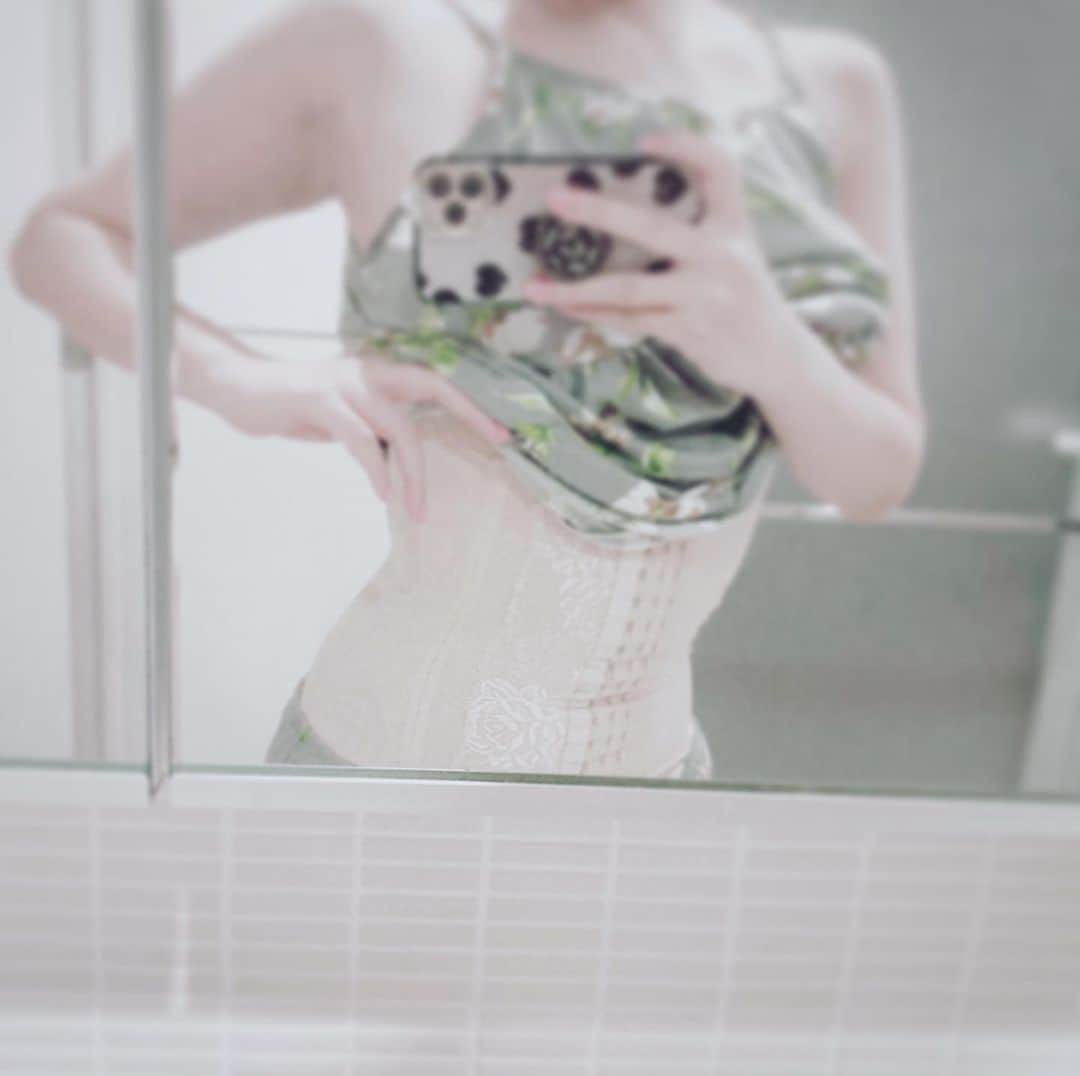 飛鳥凛のインスタグラム：「いつもの　#ダイエット　#筋トレ　に加え #コルセット を購入して装着する日々が始まりました❤️ 前に使っていたやつは緩くなったので今回はウエスト52-60のSサイズに変更してトライです🥺  7本のボーンでしっかり支えてくれて助骨も内側へと持っていってくれるコルセットは手放せません。まずは慣れるまで少しずつから🤏装着時間を伸ばしていきます！！ #くびれ作り　スタートです❤️」