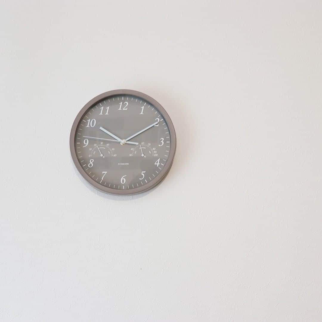3COINSさんのインスタグラム写真 - (3COINSInstagram)「🕐湿温計付き時計🕑  湿温計付き置き時計 湿温計付き掛け時計  各500円(税込み550円)  右側に湿温計がついた置き時計です。 掛け時計のデザインもございます◎  店舗により在庫が異なりますので、お立ち寄りの店舗までお問い合わせください。  #3COINS #スリーコインズ #スリコ﻿ #置き時計 #roomtour #プチプラ #プチプラ雑貨 #まいにちインテリア #ナチュラルインテリア #時計 #置時計 #時計好き #湿度計 #温度計 #温度計付き #湿温 #湿温度計 #湿温計 #湿温時計 #インテリア #シンプルなデザイン #シンプルインテリア #シンプルな暮らし #シンプル生活 #モノトーン #モノトーン雑貨 #モノトーンインテリア」6月16日 20時01分 - 3coins_official