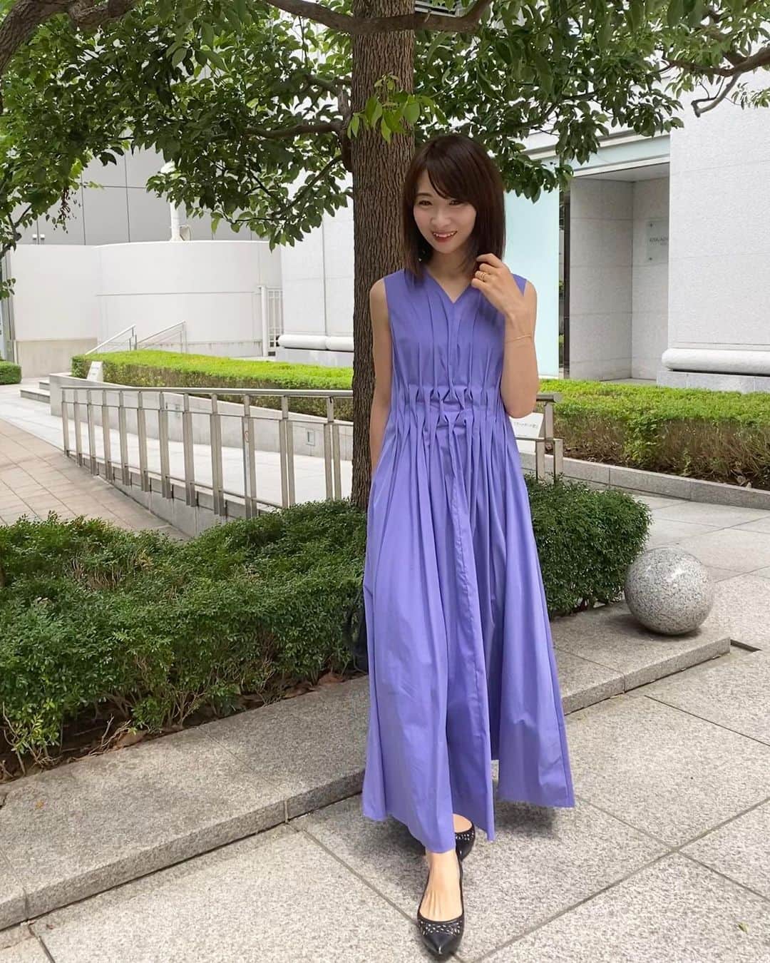 吉田早織のインスタグラム：「・﻿ Aラインワンピース✨﻿ ﻿ ﻿ Vネック&ギャザーが入っていてスタイルアップして見せてくれます♡﻿ ﻿ ﻿ よく見かけるストンとした形が苦手で、﻿ やっと理想のラインのものを見つけました🙌﻿ ﻿ ﻿ 次はサンダル合わせもしたいな👡﻿ ﻿ ﻿ ﻿ ﻿ ﻿ ﻿ #きょこ #ママコーデ #aラインワンピース #ワンピースコーデ #ワンピース #frayid #フレイアイディー #mamagirl #ママファッション」