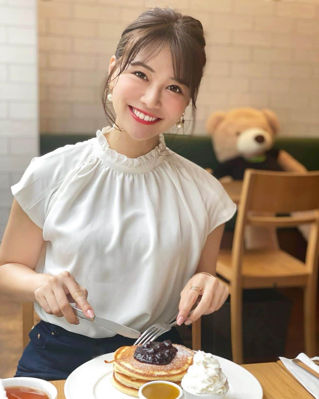 石井里奈さんのインスタグラム写真 - (石井里奈Instagram)「こんばんは🥰❣️ . 今夜は里奈ログ🤤💕 . お昼のコーデを撮った場所はここ😊🎵ニューヨークno.1で、表参道に上陸したクリントンストリートベイキングカンパニー❤️🥞✨ . 久々に食べにいってきました❤️頼んだのはお馴染みのパンケーキwithメープルバターでブルーベリーパンケーキ🥞💕 . ここのメープルバターがほんとにおいしいんだよね🤤🤤 . たまたま後ろのお客さんで大きなくまさんもいたよ🧸❤️笑 . どうぶつの森で偽物の絵画買ってしまって落ち込んだけど、サメが連れて幸せな石井でした🦊🦈笑 . 今日もお疲れ様でした❤️ . #りなまるグルメ #グルメ #グルメ女子 #パンケーキ #パンケーキ部 #パンケーキ巡り #表参道 #表参道カフェ #表参道グルメ #朝食 #おやつ #モーニング #pancake #ホットケーキ #スイーツ #インスタ映えスイーツ #スイーツ女子 #メープルバター #甘党 #ニューヨークグルメ #ニューヨーク旅行 # #newyork # #nyc #ニューヨーク #フルーツパンケーキ #どうぶつの森 #あつ森 #どう森 #ゲーム女子」6月16日 20時06分 - ri7tin1025