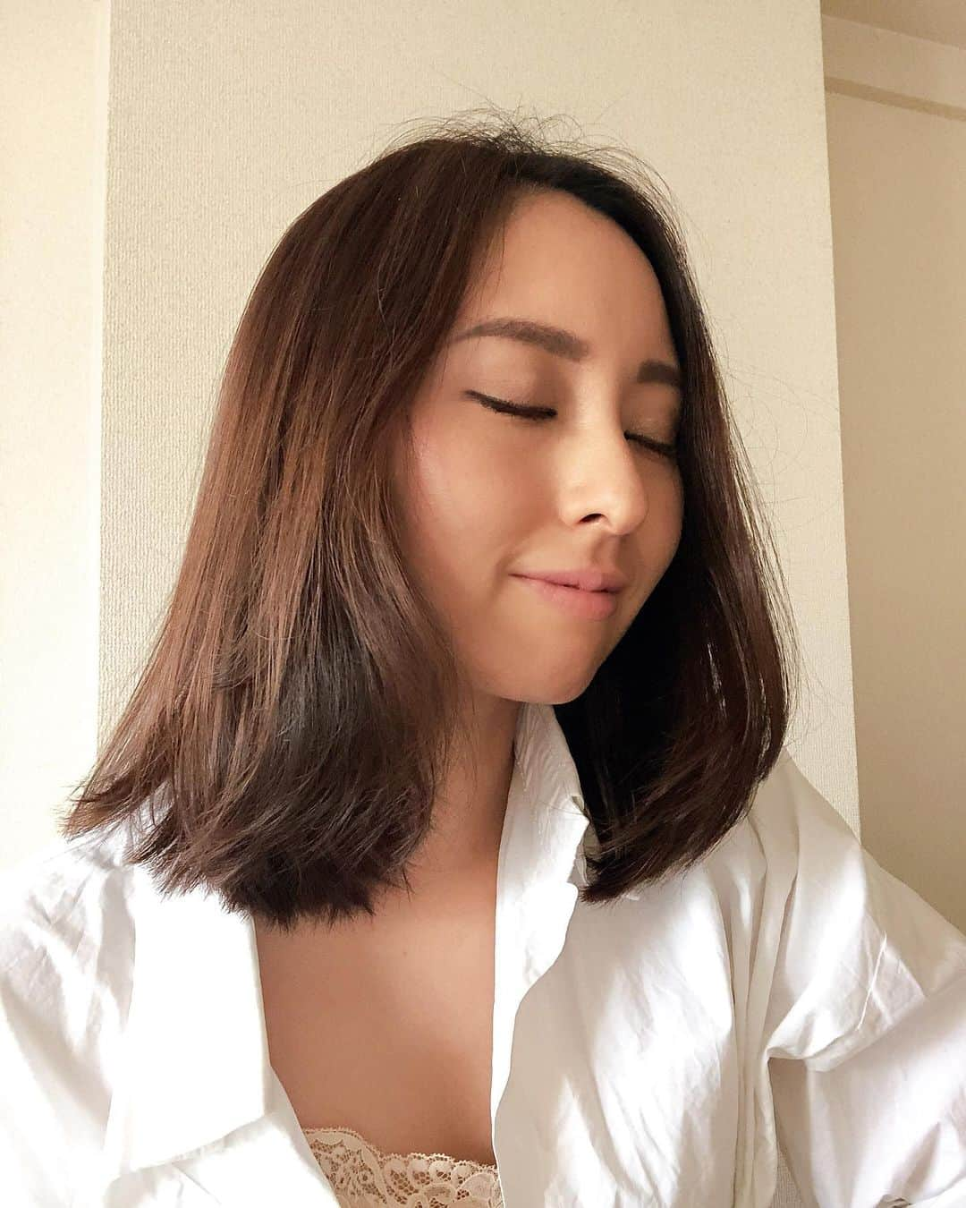 東美樹さんのインスタグラム写真 - (東美樹Instagram)「Loving my new shampoo and treatment from Gratti by @ofuke_akifumi !! 髪の毛フワフワうるうる🥺💙 触り心地いいからついつい自分で髪の毛触ってしまう。笑 Grattiシャンプートリートメントいい感じ🎶 @ofuke_akifumi . . . . . #ヘアケア #頭皮ケア #シャンプー #トリートメント #エイジングケア #自分磨き #まとめ髪 #ナチュラルヘア #シンプルに暮らす #美髪チャージ #美髪 #髪質改善 #ホームケア #haircare #shampooandconditioner #naturalhairstyles」6月16日 20時06分 - mikko.36___