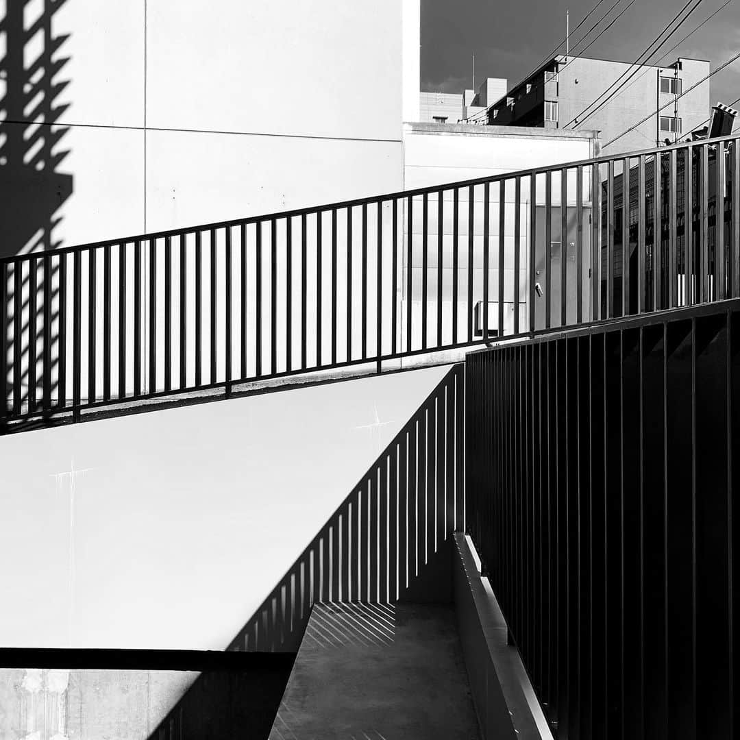 naotakeのインスタグラム：「壁 - A wall / iPhone XR & Snapseed, 20200617 . . なんだか、自分自身しまらない一日だった。明日から気持ちを入れ替えて頑張ろう。 . . #spicollective #royalsnappingartists #infamous_family #rsa_main #infinity_photo_cult #2_fineart #jp_gallery_member #jp_gallery_bnw #trb_bnw #wp_bnw  #bnw_life #bnwlife_member #bnw_life_shots #bnw_captures #world_bnw #top_bnw #team_jp_ #team_jp_モノクロ #ig_energy_bw #ig_nihon #streetphotographybnw #igersjp #blackandwhite #bnw #bnwphoto #monochrome #bw #bnwphotography #ShotOniPhone #shotoniphoneXR」