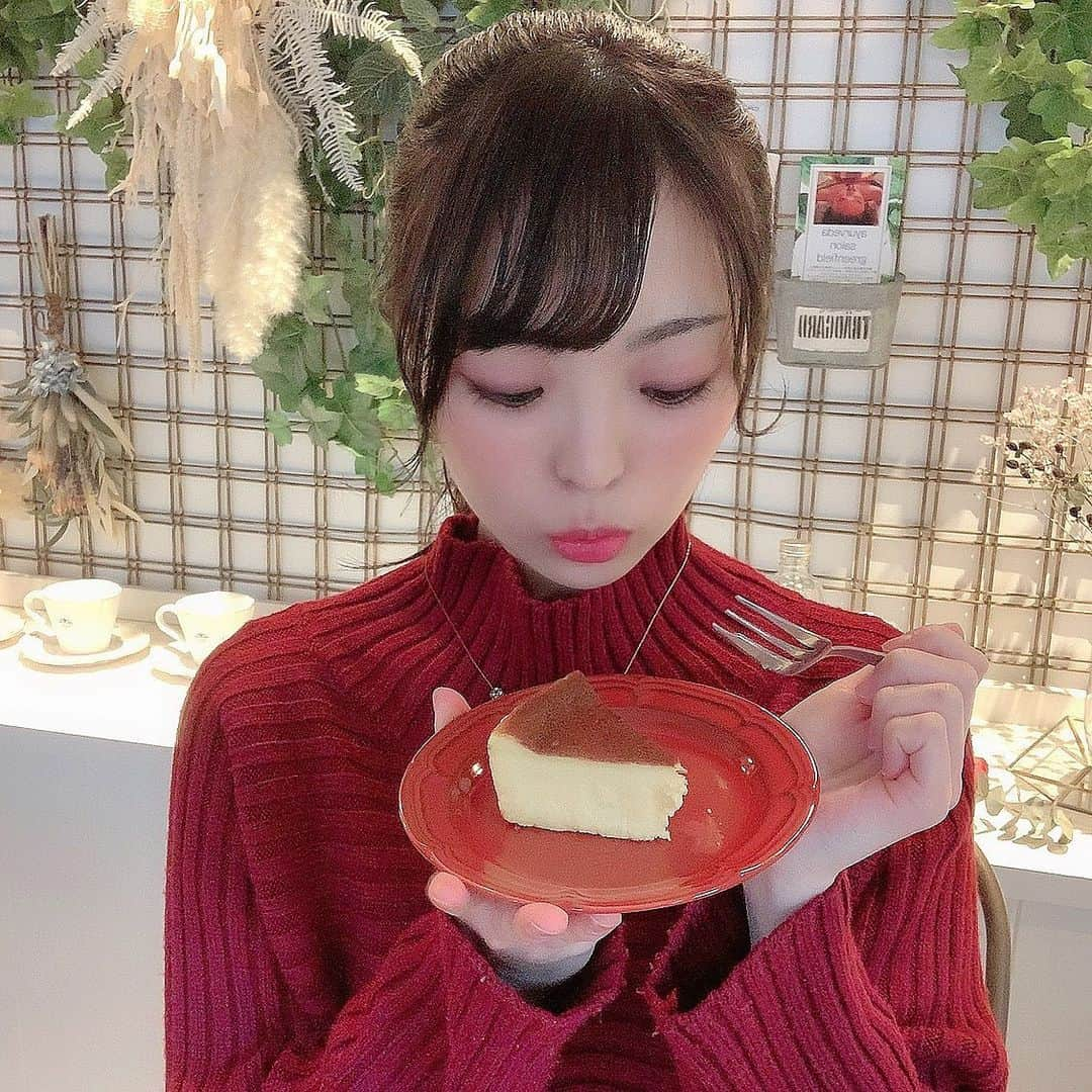 白井佑奈さんのインスタグラム写真 - (白井佑奈Instagram)「. . #cafesansnom . . 👑絶妙なレア感のバスクチーズケーキ👑 . . 赤坂のカフェへ、六本木からテクテクお散歩🐶お目当てはバスクチーズケーキ🧀💕 . こんがり焼けて少し苦さも感じる表面と絶妙なレア感に仕上がっている中のバランスがちょうどいい☺️✨ . . 結構小ぶりだったから2個くらい食べられそうだよ🤤❤️ . . ＊＊＊＊＊＊＊＊＊＊ CAFE SANS NOM AKASAKA @cafesansnom_akasaka  10:00~20:00 〒107-0052 東京都港区赤坂6-16-4  TEL 03-6435-5683 ＊＊＊＊＊＊＊＊＊＊ . プロフィールリンクはこちら👉 @yuna_smile0130 . . . #しらいゆな #yunashirai #shiraiyuna #赤坂グルメ #赤坂ランチ #赤坂カフェ #六本木グルメ #六本木カフェ #六本木ランチ #バスクチーズケーキ #チーズケーキ #テイクアウト #テイクアウトスイーツ #食べ歩き #ポトレ女子 #被写体モデル #被写体になります #カメラマンさん募集 #被写体サーチ #グルメな人と繋がりたい #カフェ巡り好きな人と繋がりたい  #スイーツ好きな人と繋がりたい #カフェ部  #カフェスタグラム #japanesegirl #followｍe #japanesemodel  #basquecheesecake #sweets」6月16日 20時08分 - yuna_smile0130