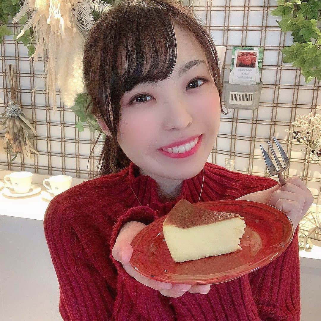 白井佑奈さんのインスタグラム写真 - (白井佑奈Instagram)「. . #cafesansnom . . 👑絶妙なレア感のバスクチーズケーキ👑 . . 赤坂のカフェへ、六本木からテクテクお散歩🐶お目当てはバスクチーズケーキ🧀💕 . こんがり焼けて少し苦さも感じる表面と絶妙なレア感に仕上がっている中のバランスがちょうどいい☺️✨ . . 結構小ぶりだったから2個くらい食べられそうだよ🤤❤️ . . ＊＊＊＊＊＊＊＊＊＊ CAFE SANS NOM AKASAKA @cafesansnom_akasaka  10:00~20:00 〒107-0052 東京都港区赤坂6-16-4  TEL 03-6435-5683 ＊＊＊＊＊＊＊＊＊＊ . プロフィールリンクはこちら👉 @yuna_smile0130 . . . #しらいゆな #yunashirai #shiraiyuna #赤坂グルメ #赤坂ランチ #赤坂カフェ #六本木グルメ #六本木カフェ #六本木ランチ #バスクチーズケーキ #チーズケーキ #テイクアウト #テイクアウトスイーツ #食べ歩き #ポトレ女子 #被写体モデル #被写体になります #カメラマンさん募集 #被写体サーチ #グルメな人と繋がりたい #カフェ巡り好きな人と繋がりたい  #スイーツ好きな人と繋がりたい #カフェ部  #カフェスタグラム #japanesegirl #followｍe #japanesemodel  #basquecheesecake #sweets」6月16日 20時08分 - yuna_smile0130