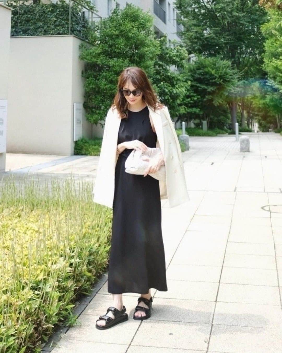 のインスタグラム：「今日は良い天気だなぁ 撮影おつかれさまでした📸🌸🌸🌸 . dress: @fray_id  jacket: @zara  bag: @bottegaveneta  sandals: @chanelofficial  sunglasses: @dior . #ootd #fashion #monotone」