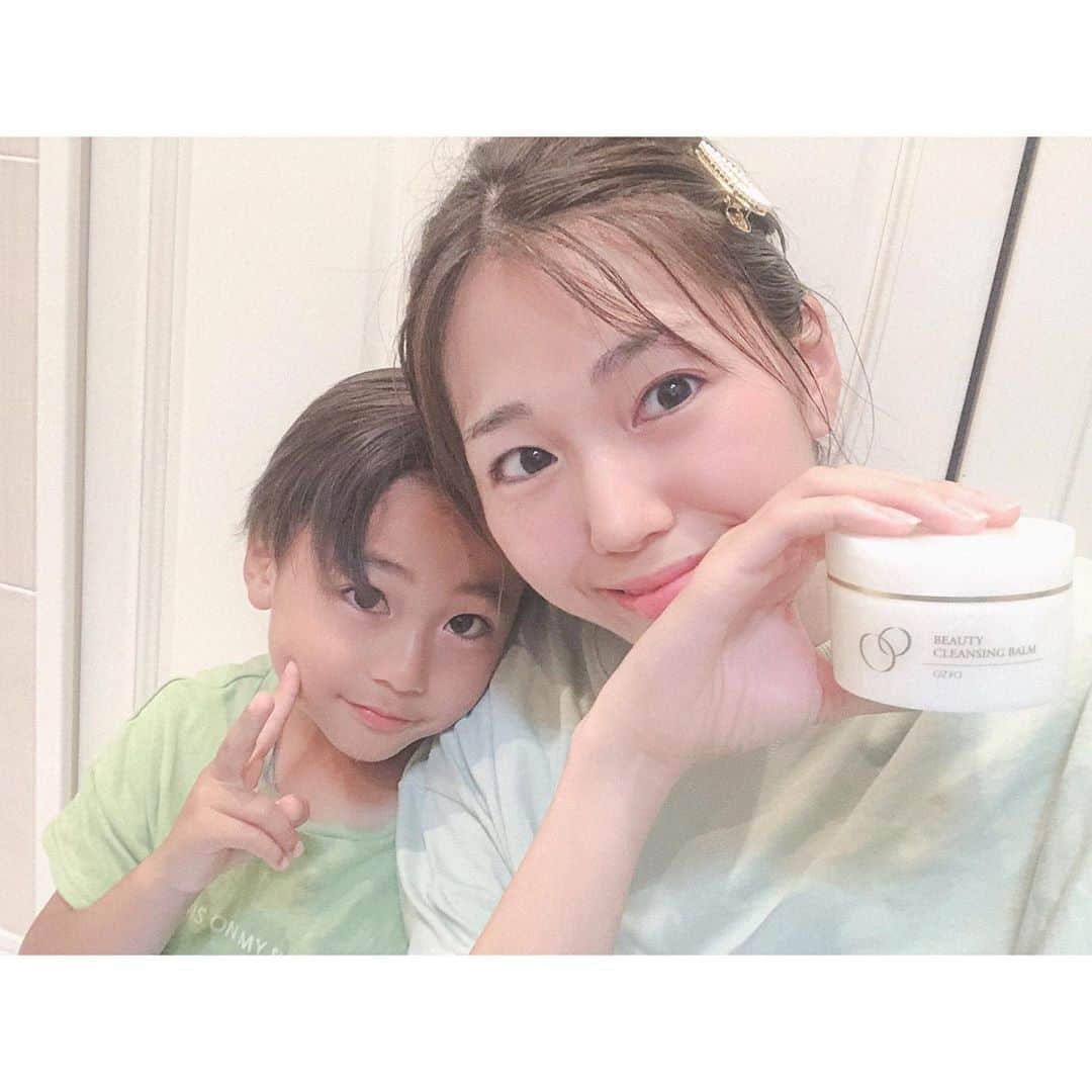 かなのインスタグラム：「． お風呂上がりに💚 クレンジングバームに感動してすっぴんで失礼します🙇🏻‍♀️💦 ． 美容液を愛用している　@ozio_officialの ビューティークレンジングバーム🍊 普段オイルクレンジングなんだけど、 日焼け止めだけの日なんかは肌に優しいクレンジングを使いたくて探してた〜🥰 ． やわらかいバームが肌に乗せるととろけるようなテクスチャーが気持ちいい🌿 しっかりメイクや毛穴汚れも落とせるのに美容成分が約78%も配合されているから洗い上がりはしっとり🥺✨ しかもダブル洗顔不要でマツエクも🆗💕(マツエク行きたいなぁ👀w) スキンケアの中でも落とす工程はすごく大切っていうよね😌 ． 今公式アカウントでプレゼントキャンペーン🎁もやっているから気になる方はチェックしてみてね✅ ． ． #スキンケア#クレンジング#クレンジングバーム#ママと息子#オージオ#オージオニストPR#ビューティークレンジングバーム#キャンペーン」