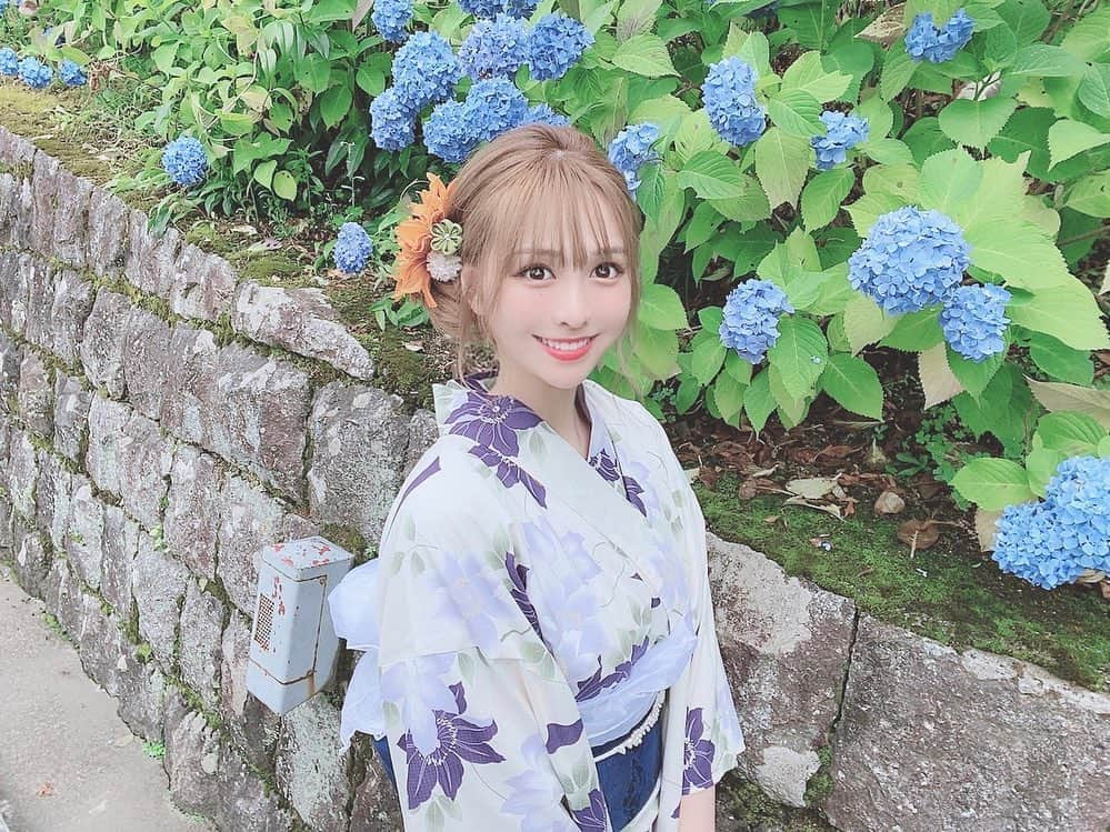 まゆさんのインスタグラム写真 - (まゆInstagram)「浴衣着ると嬉しい気持ちになる♩ 紫陽花がきれいでした✿︎ 髪飾りも浴衣も全部自分で選んだよ🌈 . . . #浴衣　#浴衣デート #浴衣女子 #浴衣ヘアアレンジ  #ハイトーンカラー #韓国メイク #韓国コスメ  #自拍 #寫真 #instagood #instalike」6月16日 20時21分 - mo44l