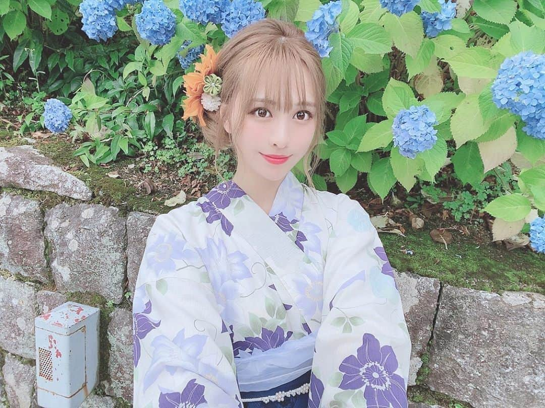 まゆさんのインスタグラム写真 - (まゆInstagram)「浴衣着ると嬉しい気持ちになる♩ 紫陽花がきれいでした✿︎ 髪飾りも浴衣も全部自分で選んだよ🌈 . . . #浴衣　#浴衣デート #浴衣女子 #浴衣ヘアアレンジ  #ハイトーンカラー #韓国メイク #韓国コスメ  #自拍 #寫真 #instagood #instalike」6月16日 20時21分 - mo44l