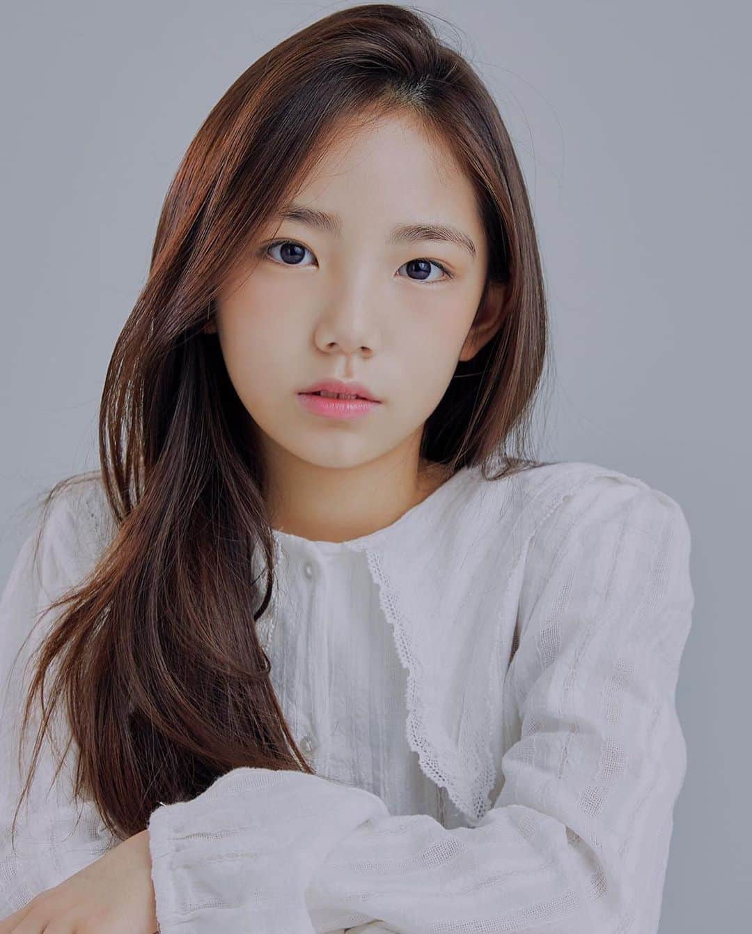 ウンチェのインスタグラム：「. 오랜만에 프로필 촬영 , 10살 은채의 기록 추가 ☝🏻 - - - #키즈모델 #주니어모델 #이은채 ... Repost from @saiephotography  #  Saie  Basic PROFILE(2020) _ GIRL  이은채(2020)  #  귀엽게 립글로스 하나만  곱게 바르고,  마알간 얼굴 , 열살 은채 그대로,  #사이에프로필  #아역프로필  #키즈모델프로필 #아역배우프로필#아역모델프로필  #saieprofile  #saiephotography#portrait#saiestyle  #  가장 나답게,아름다운 순간, 자연스러운 나,  #사이에사진관 #인물사진 #사이에베이직 #아역배우#아역프로필 #배우프로필 #키즈프로필 #사이에사진#아이돌#주니어프로필 #사이에#화보프로필#프로필촬영  #촬영문의dm  #saieportrait  #포토그래퍼차리영 # #아이그대로 #너의특별한하루  ㅡㅡㅡㅡ」