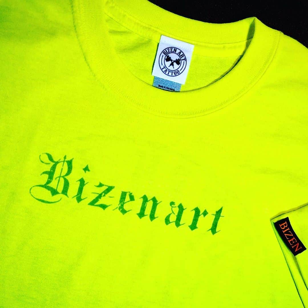 彫師美漸のインスタグラム：「👕 夏限定Bizen T-shirt ・ 蛍光イエロー×リフレクタープリント ・ サイズS〜3XL ・ 在庫が無くなり次第終了します🙏購入はDMから👌 ・ #美漸T #刺青 #彫師 #美漸 #彫師美漸 #海老名 #中目黒 #タトゥー #東京タトゥー #tokyo #tattoo #art #fashion #bizenart #bizen #문신　#Bizentattoo  #tattooer #tattooist #tattooartist #tattooart #tattooshop #japanesetattoo」
